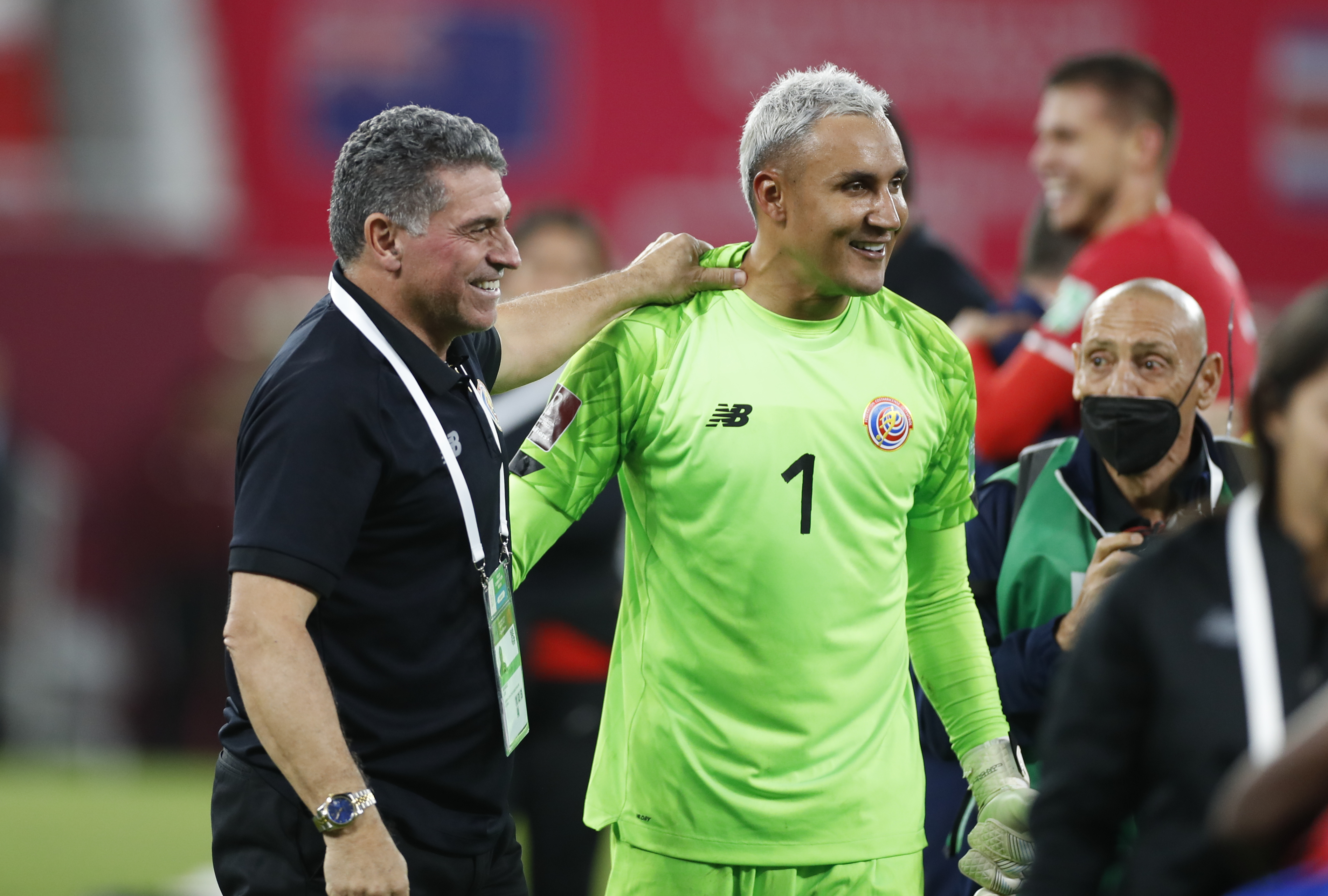 DOHA, 14/06/2022.- El seleccionador nacional de Costa Rica Luis Fernando Suárez (i) celebra con su portero Keylor Navas el triunfo ante Nueva Zelanda, tras el encuentro clasificatorio para el Mundial de fútbol de Catar 2022 disputado entre Costa Rica y Nueva Zelanda, este martes en el estadio Al Rayyan Stadium de Doha. EFE/ Alberto Estévez