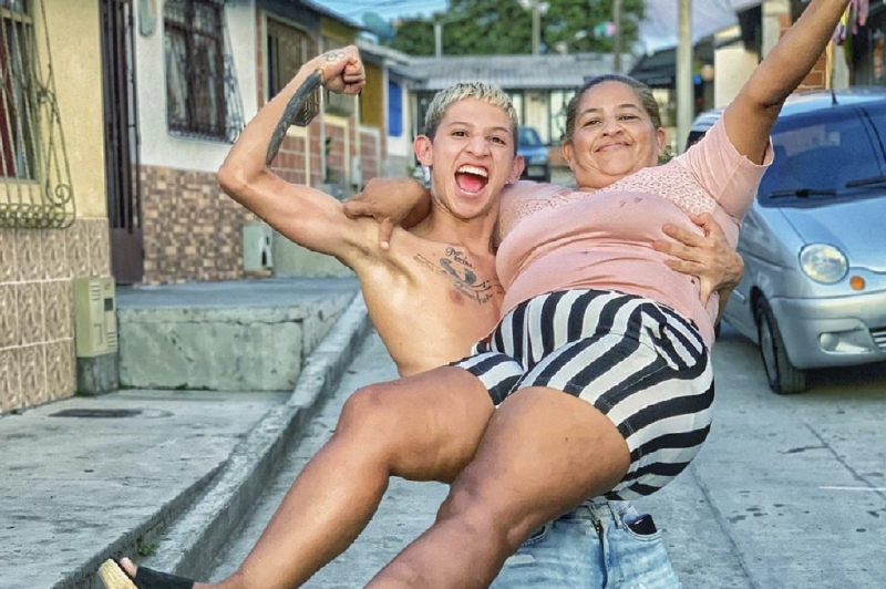 Mauricio Gómez (La Liendra) empezó a hacer videos en internet para comprarle una casa a su mamá, Dulma Yuliet Gómez Cruz. Después de ocho años, el sueño de la casa en La  Tebaida  (Quindío) se cumplió.  / Archivo particular