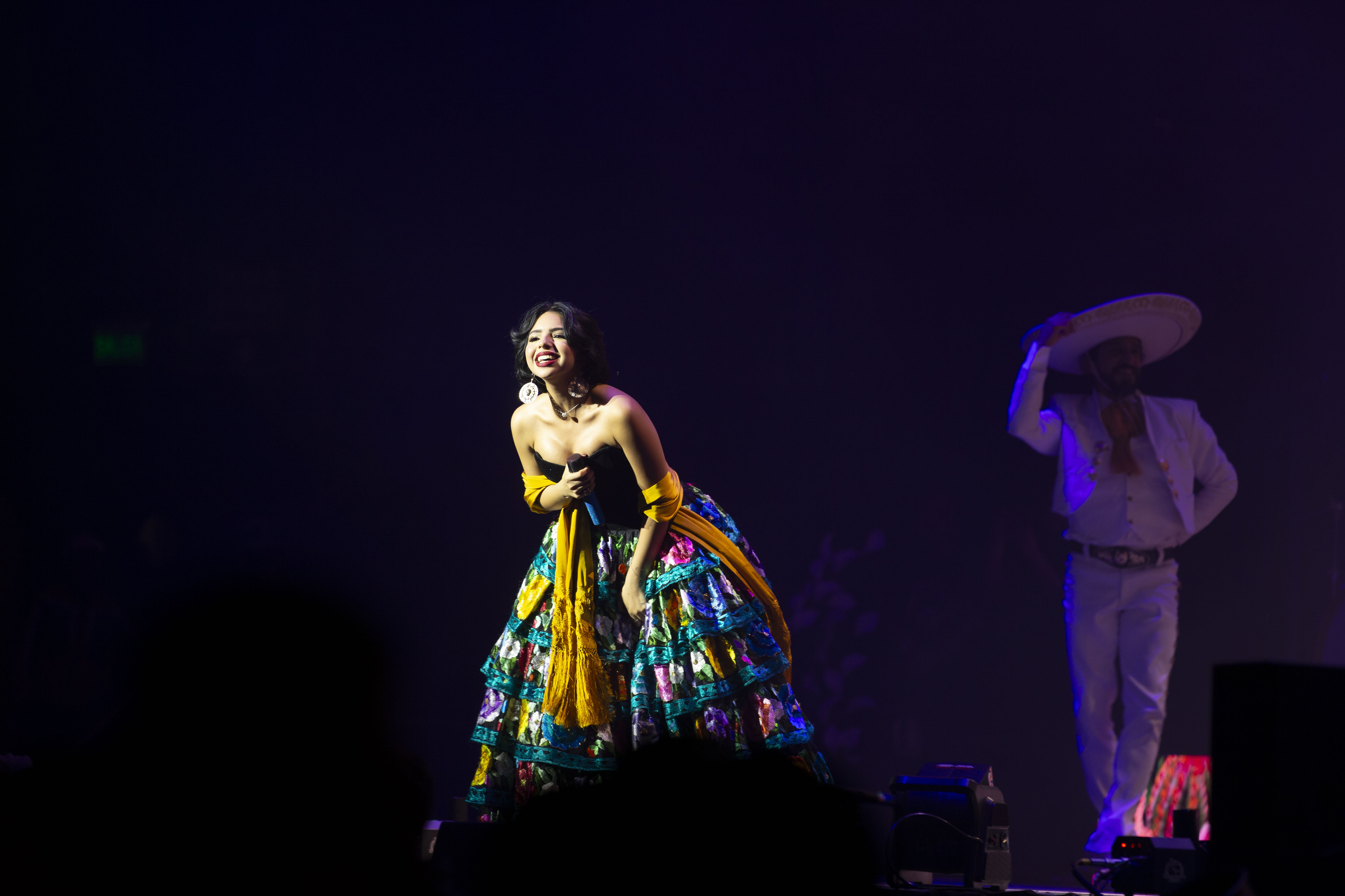 A Ángela Aguilar le gritan ¡Cazzu! en show. La esposa de Nodal reacciona. Video