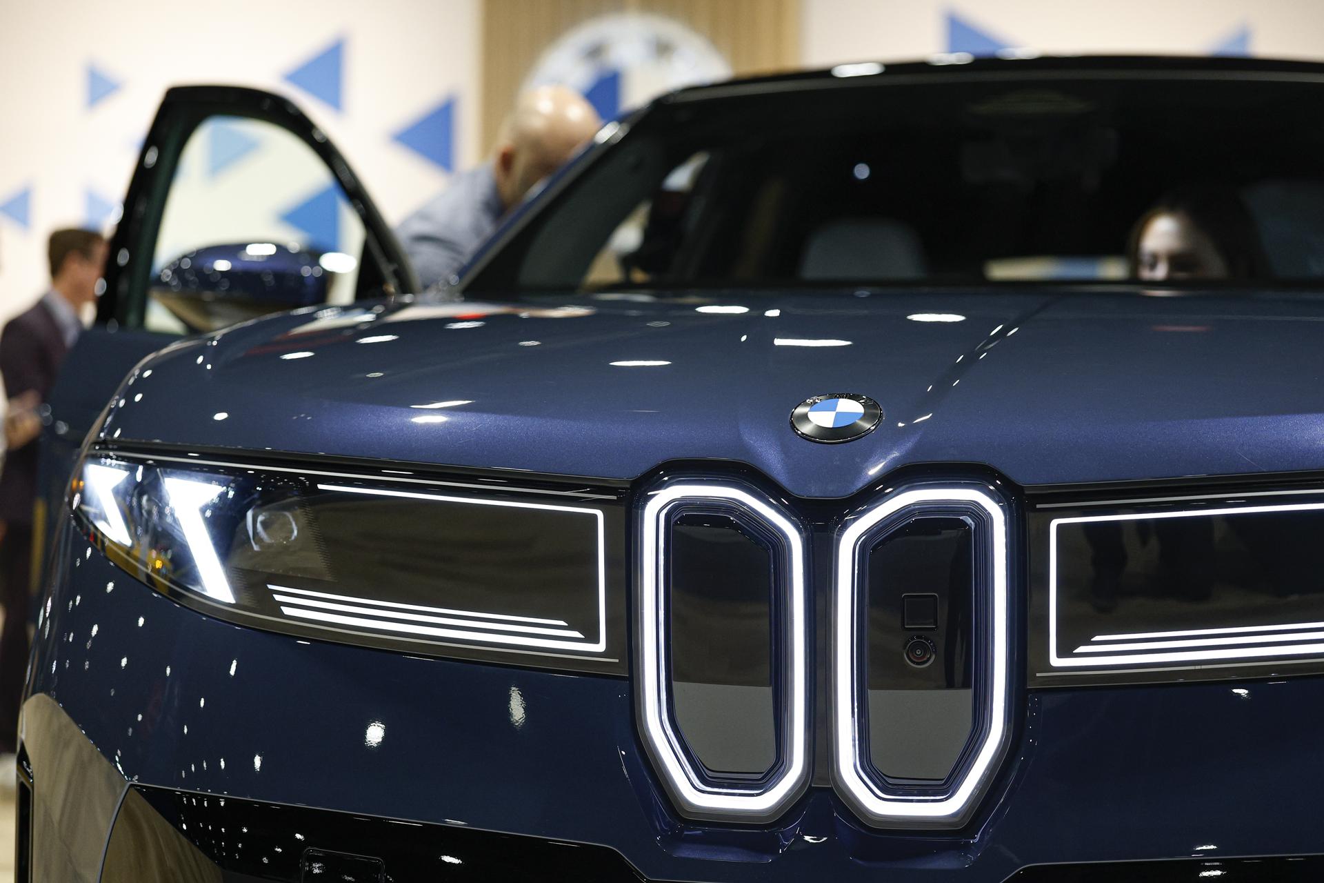 CHICAGO (United States), 07/02/2026.- The all-electric BMW iX3 50 xDrive sits on display during media day at the Chicago Auto Show in Chicago, Illinois, USA, 06 February 2026. The 118th edition showcases new vehicles from major manufacturers and offers attendees several indoor test tracks. EFE/EPA/KAMIL KRZACZYNSKI