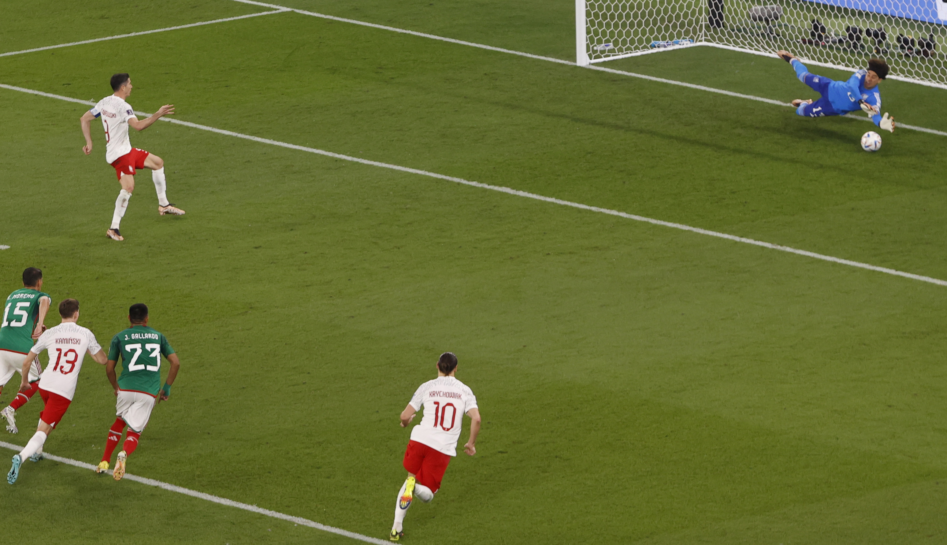 Doha (Qatar), 22/11/2022.- Goalkeeper Guillermo Ochoa (R) of Mexico saves a penalty of Robert Lewandowski of Poland during the FIFA World Cup 2022 group C soccer match between Mexico and Poland at Stadium 947 in Doha, Qatar, 22 November 2022. (Mundial de Fútbol, Polonia, Catar) EFE/EPA/Rungroj Yongrit
