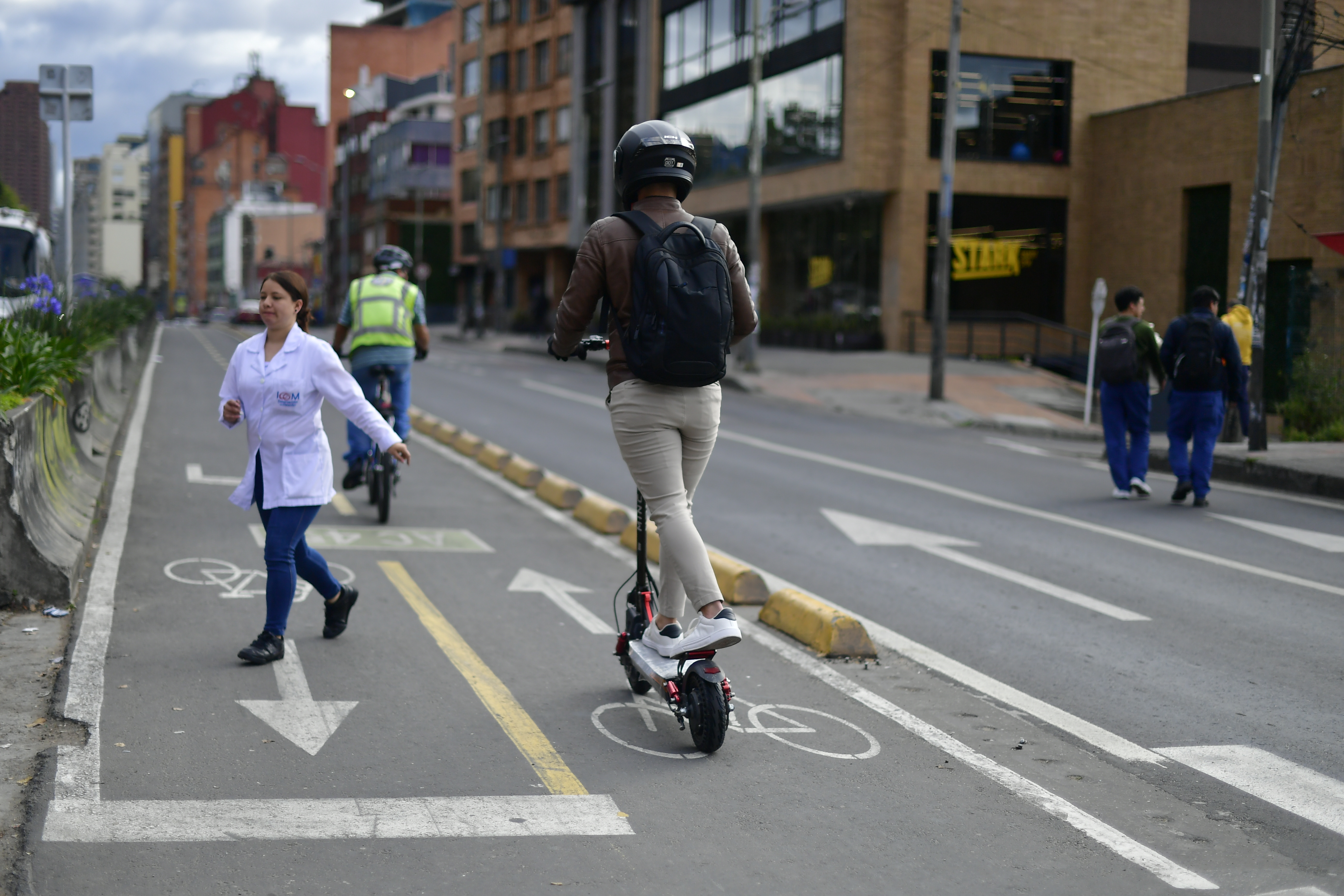 Patinetas y motos eléctricas en la ciclorruta de la carrera séptima