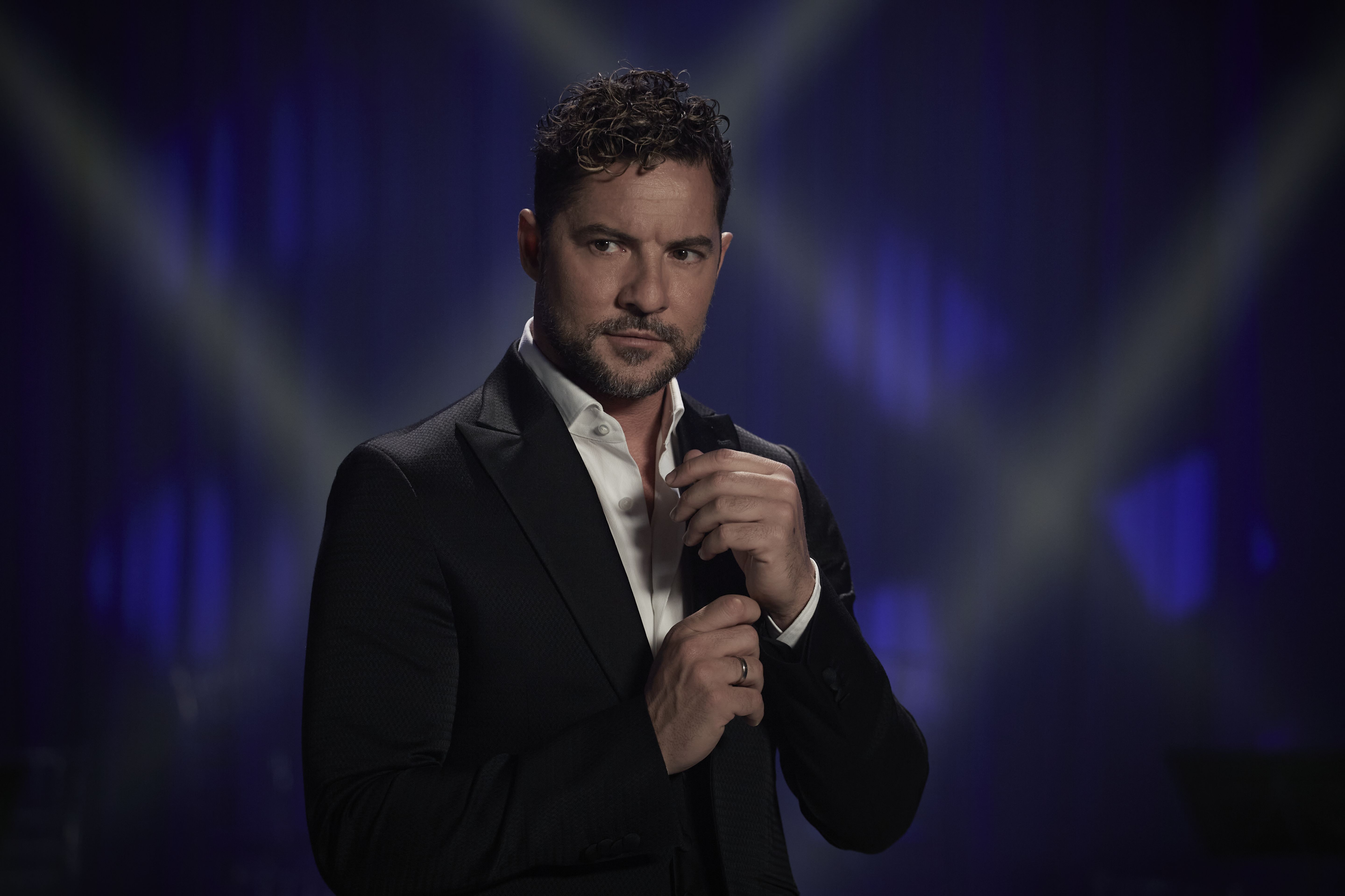 David Bisbal sorprende y encanta interpretando: “Se Nos Rompió El Amor”
