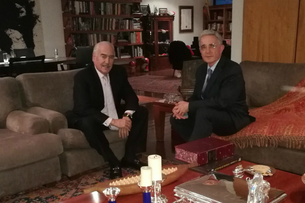Uribe y Pastrana dan un mes para definir mecanismo de elección de su candidato único