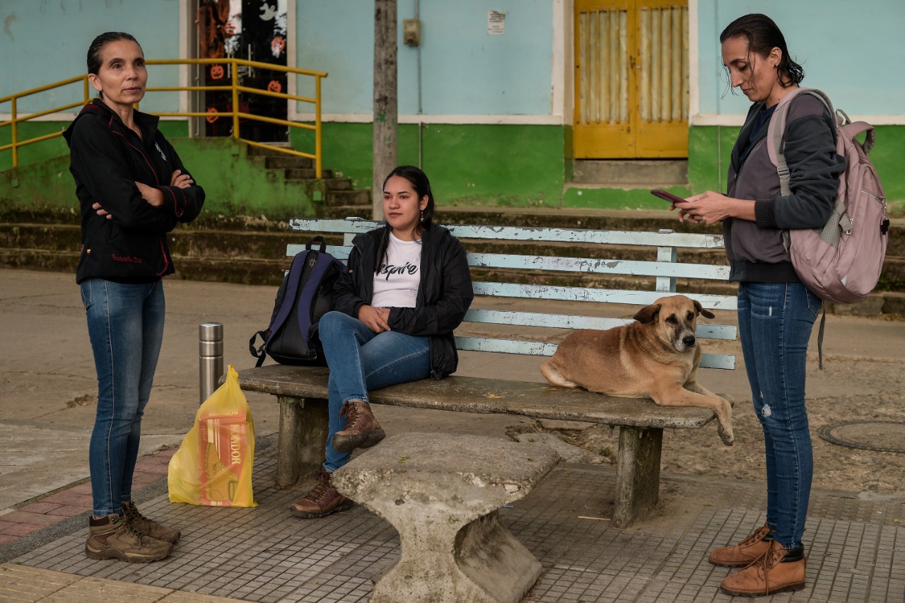 Lexa Yhomar Tavera, Alcira Tavera y Natalia Giraldo son las mujeres que llevan la batuta del cuidado del medioambiente en Rovira. Las tres formaron un movimiento de la sociedad civil para impedir que las empresas entren al territorio y conservar las áreas protegidas.