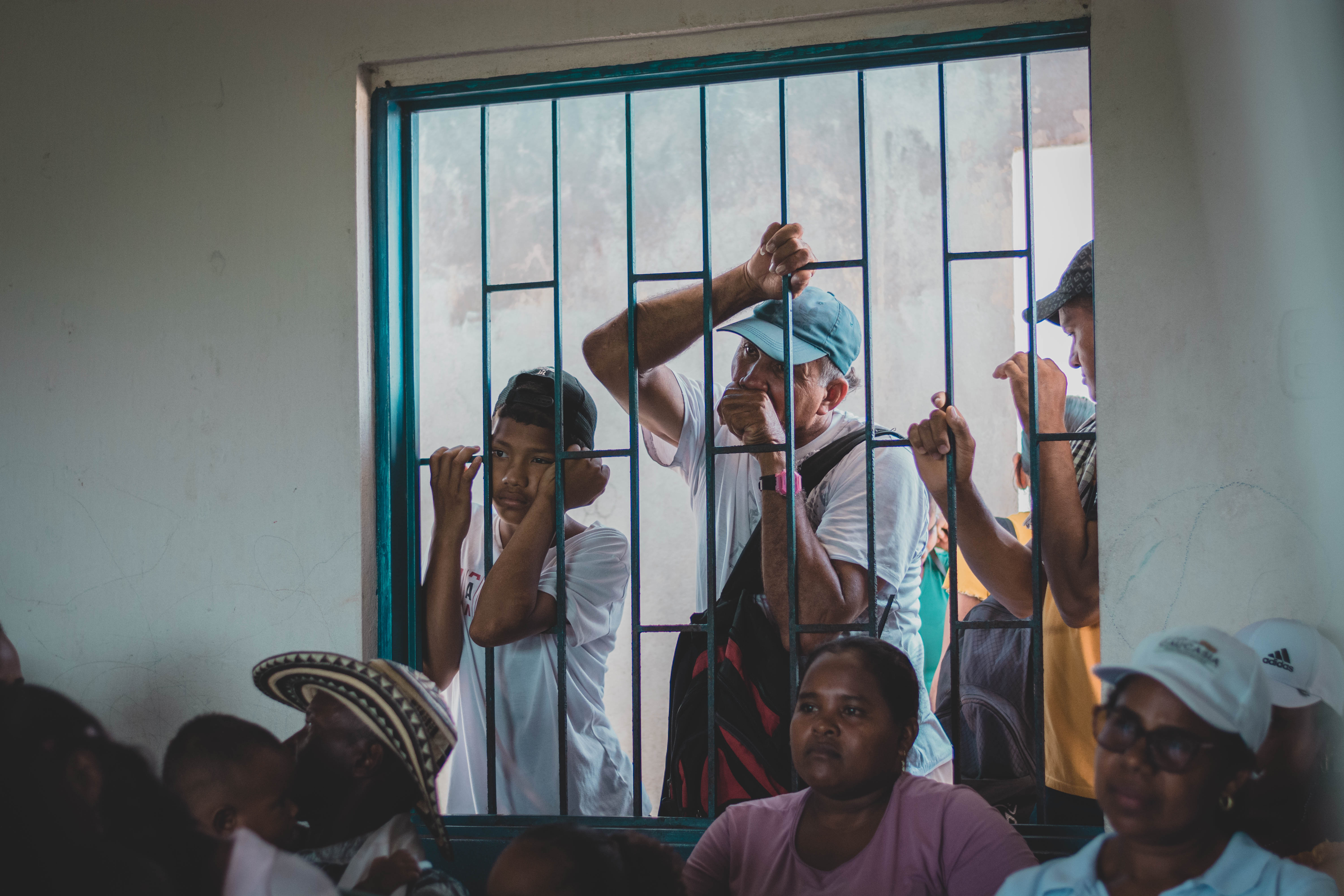 Mientras las habitantes de Tigre 3 en Caucasia (Antioquia) aprenden sobre qué es participación y representatividad en un salón de la única escuela de la vereda, varios hombres miran a través de una reja en la ventana, parecen espiando, escuchan mensajes como que las mujeres deben luchar, que no se maltratan.
