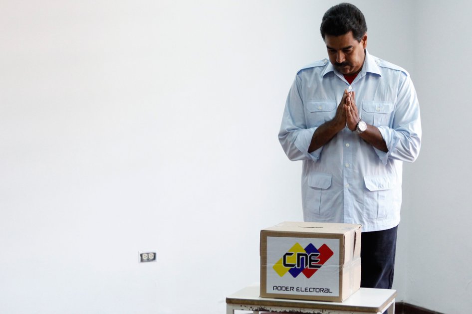 Maduro vota en memoria de Hugo Chávez