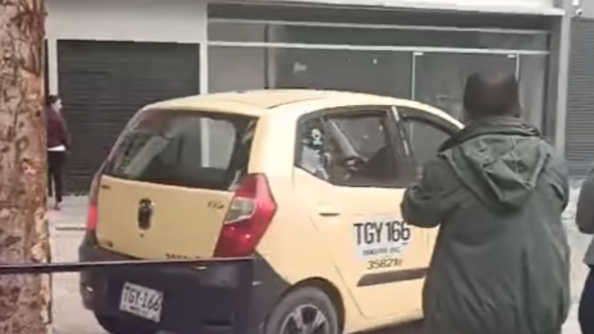 Graban a taxista transitando por un andén de la carrera séptima