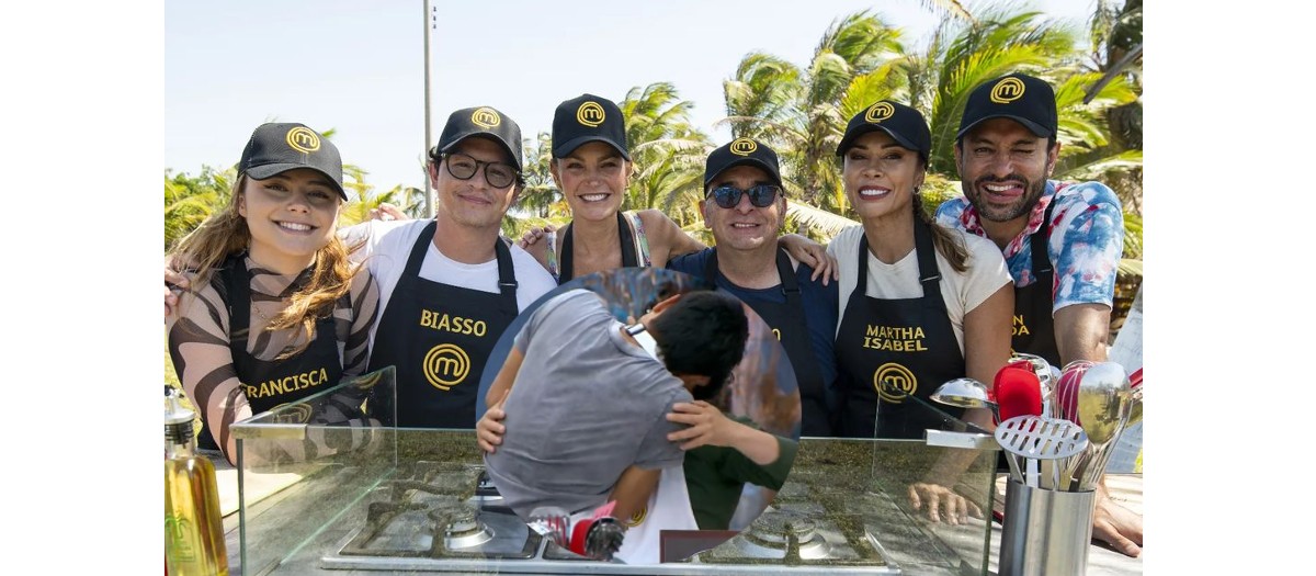 Participantes de ‘MasterChef’ se presentaron como ‘pareja’ con un inesperado beso