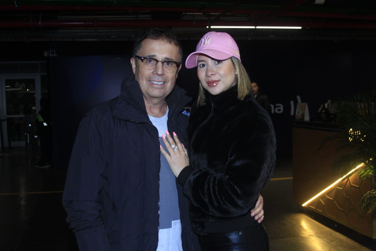 César Augusto Londoño y su novia Carolina