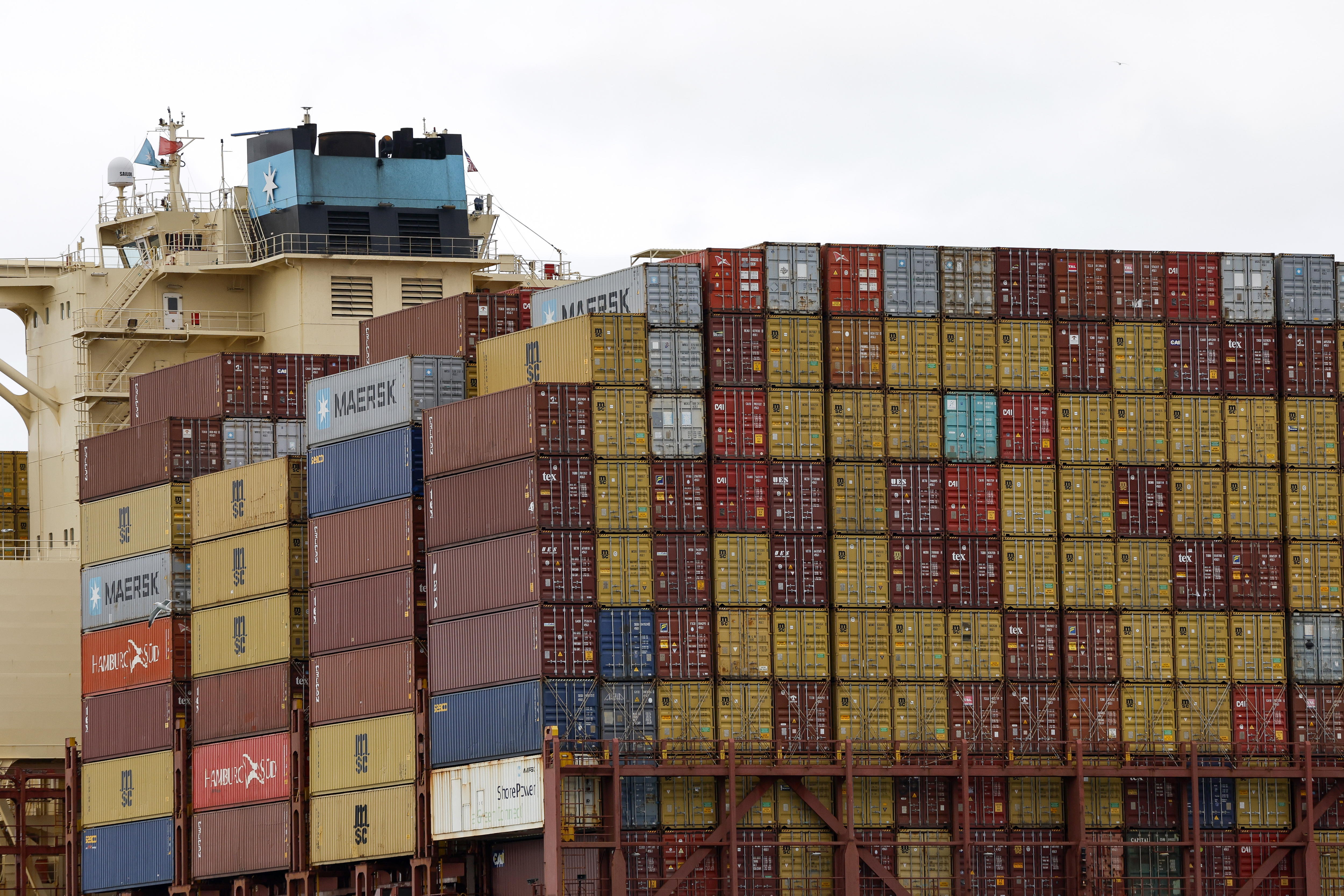 Importaciones crecen con fuerza en junio, pero la balanza comercial se hunde más