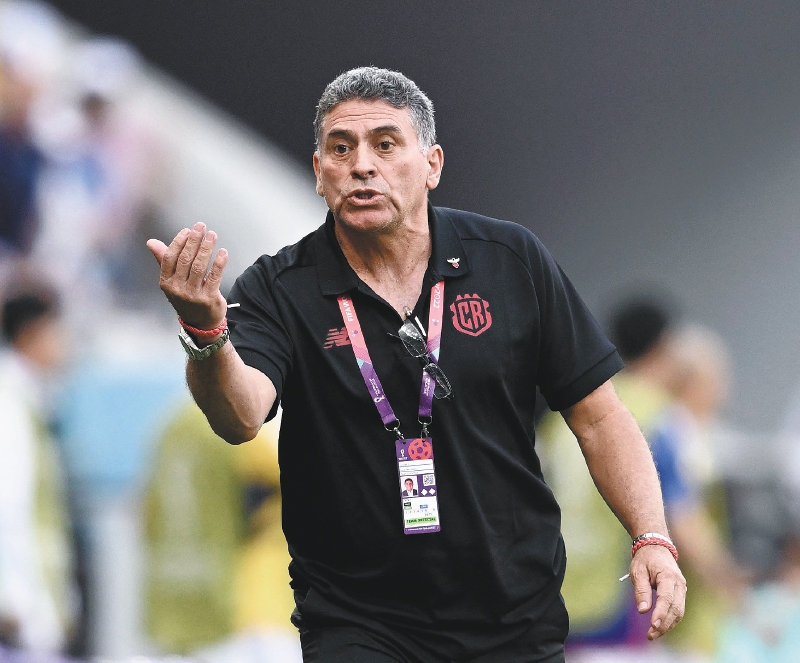 Costa Rica's Colombian coach #00 Luis Suarez gestures on the touchline during the Qatar 2022 World Cup Group E football match between Japan and Costa Rica at the Ahmad Bin Ali Stadium in Al-Rayyan, west of Doha on November 27, 2022. (Photo by Raul ARBOLEDA / AFP)