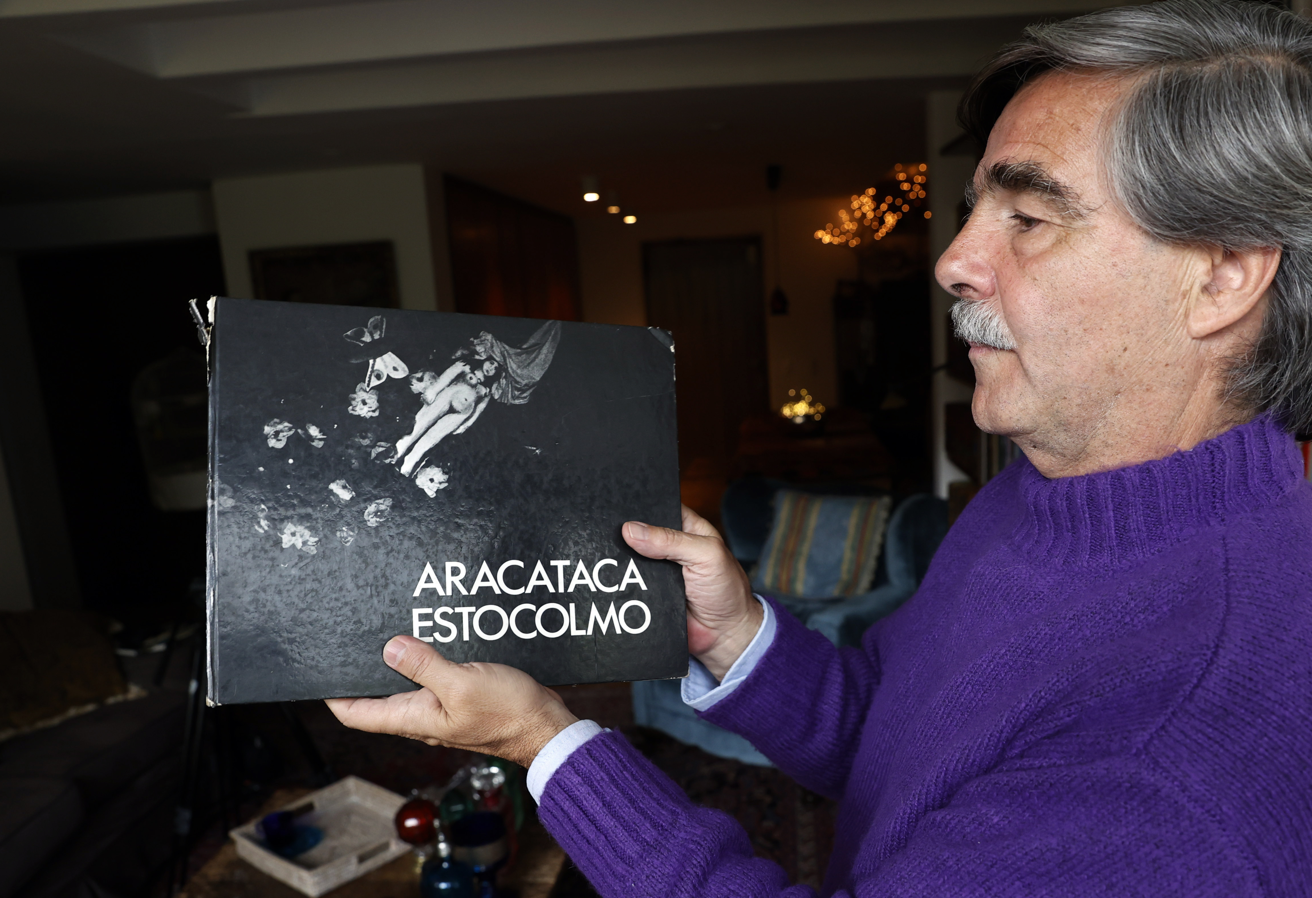 ACOMPAÑA CRÓNICA: GARCÍA MÁRQUEZ - AME9160. BOGOTÁ (COLOMBIA), 09/12/2022.- El escritor colombiano Gonzalo Mallarino Flórez muestra el libro "Aracataca Estocolmo" durante una entrevista con EFE, el 6 de diciembre de 2022, en Bogotá (Colombia). Hace 40 años, en el frío diciembre de 1982, Gabriel García Márquez recibía en Estocolmo el Premio Nobel de Literatura, un reconocimiento a su genialidad para plasmar en novelas a "todo un continente", recuerda el escritor colombiano Gonzalo Mallarino Flórez, que fue testigo de ese momento histórico. EFE/ Mauricio Dueñas Castañeda