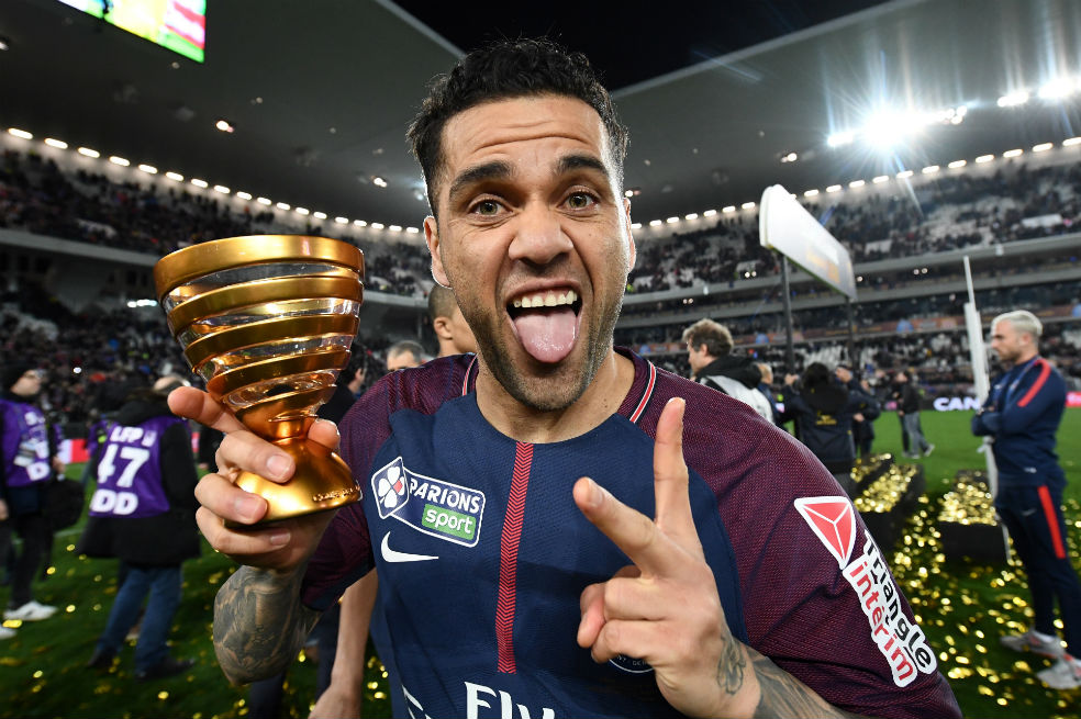 Dani Alves se convirtió en el futbolista con más títulos en la historia