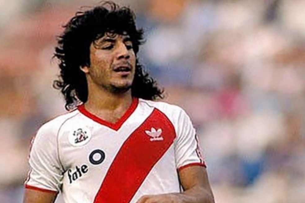 Juan Gilberto Funes: El 'Búfalo' ya era una estrella en River Plate cuando se le diagnosticó una insuficiencia aórtica. Sin embargo, Funes quería llegar más lejos y continúo jugando fútbol. Jugó con  Olympiakos, Nantes y Vélez Sarsfield, pero tuvo que dejar el deporte en 1990. El 11 de enero de 1992, a sus 29 años, su corazón dejó de latir tras un ataque cardiaco.