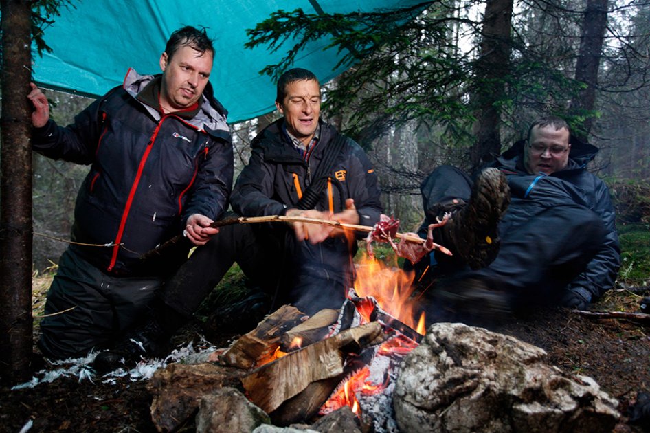 Bear Grylls reta a personas sin experiencia en supervivencia en nuevo programa