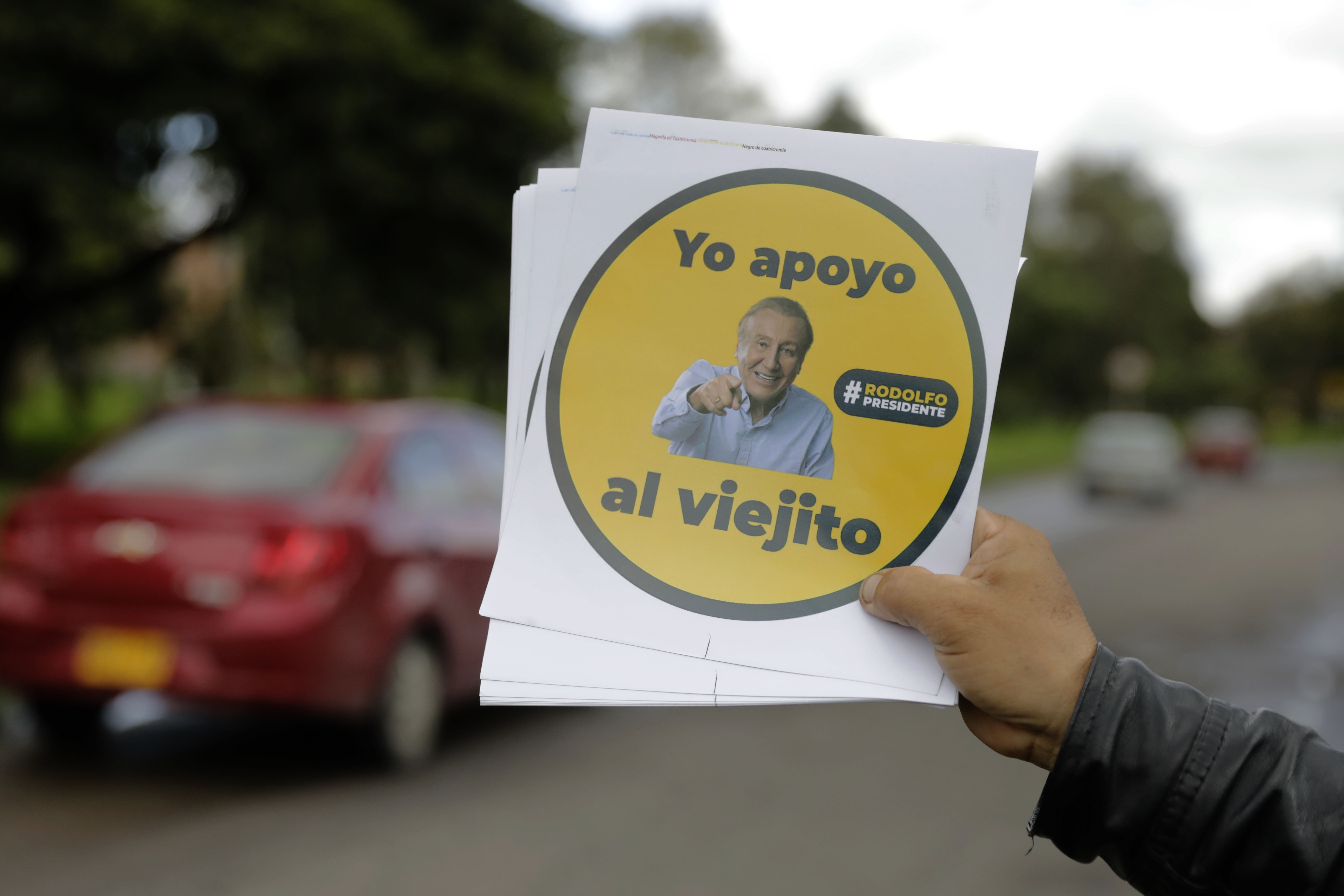 BOG400 BOGOTÁ (COLOMBIA), 12/06/2022.- Seguidores del candidato a la presidencia de Colombia Rodolfo Hernández se reúnen hoy para participar de una caravana para apoyar a su candidato en las calles de Bogotá (Colombia). Este domingo Colombia pone fin a una atípica campaña presidencial, marcada por la ausencia de grandes eventos o apariciones de los aspirantes, con una inusual jornada en la que los candidatos, Gustavo Petro y Rodolfo Hernández, han estado desaparecidos con cancelaciones de última hora a una semana de la cita definitiva. EFE/ Carlos Ortega