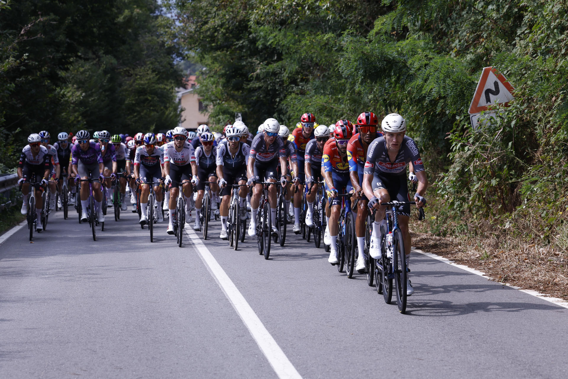 NOVARA (ITALIA), 23/08/2025.- El pelotón durante la primera etapa de 80ª Vuelta a España, un recorrido de 183 kilómetros entre las ciudades italianas de Turín y Novara, este sábado. EFE/Javier Lizón