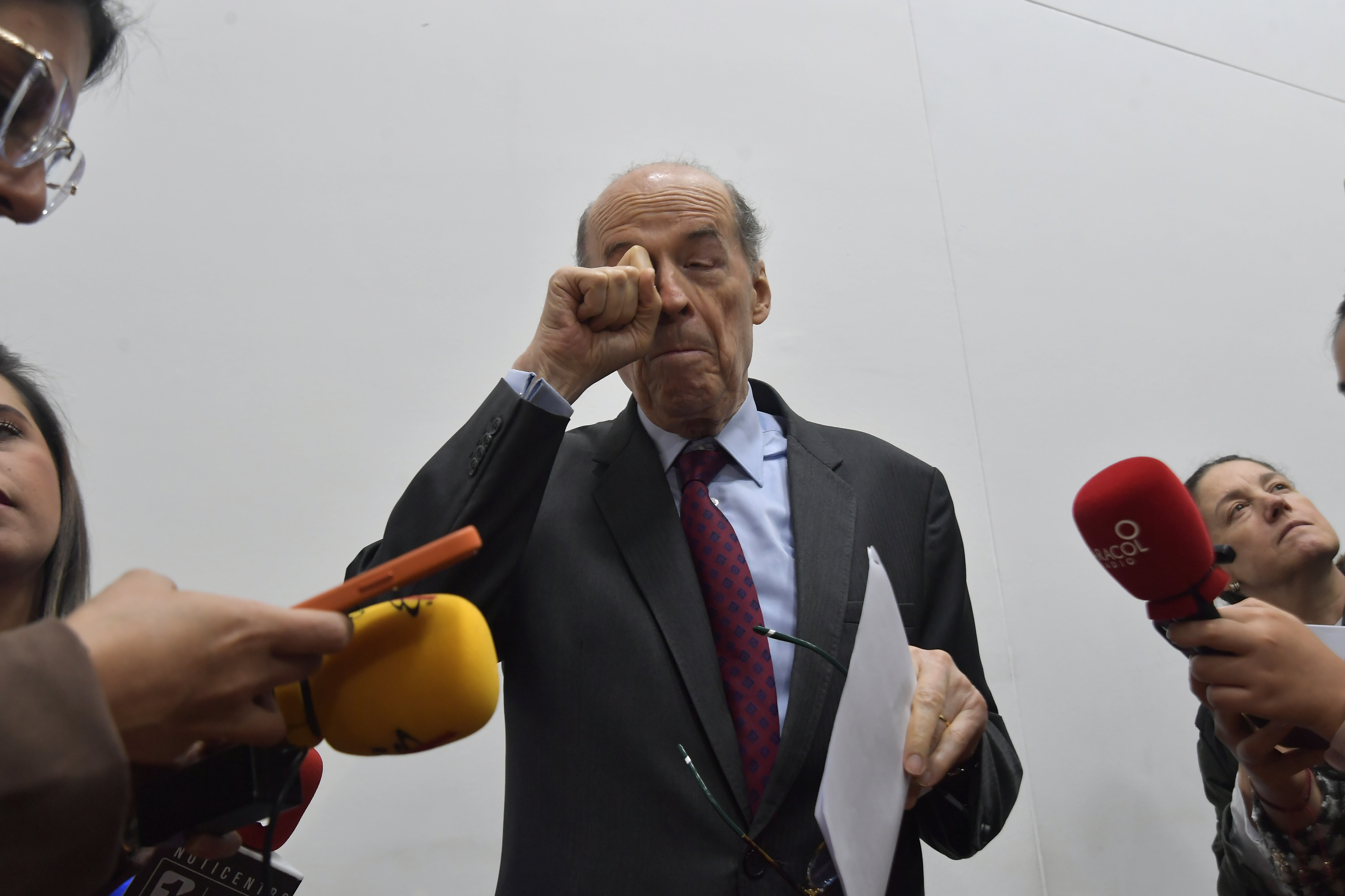 Excanciller quien a sus 82 años, fue sancionado por la procuraduría con una inhabilidad para ejercer cargos públicos por 10 años al declarar desierto el contrato de pasaportes de 2023.