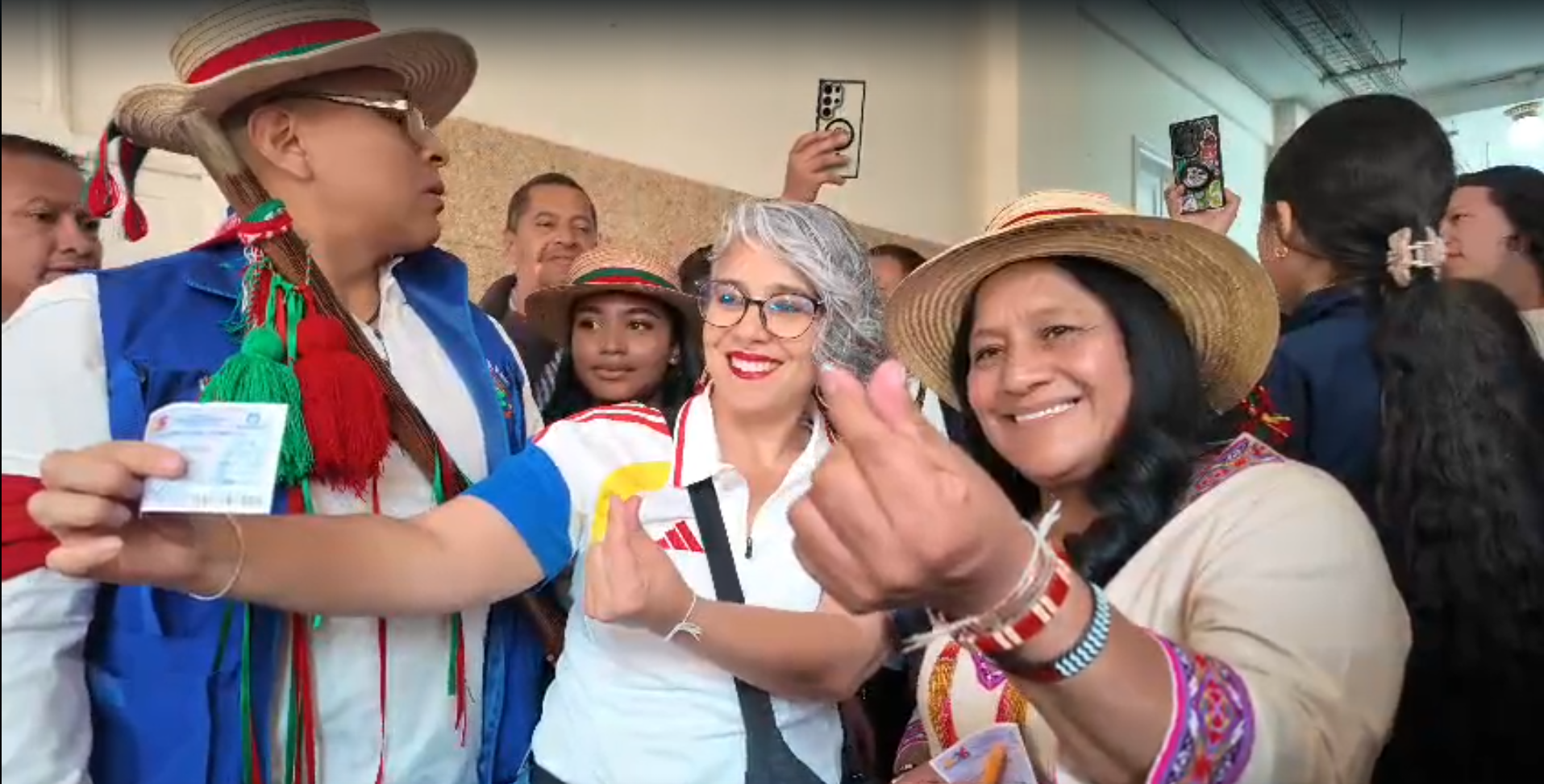 La fórmula vicepresidencial de Iván Cepeda llegó a la Plaza de Bolívar para ejercer su derecho al voto. Estuvo acompañada por la senadora del Pacto Histórico María José Pizarro.