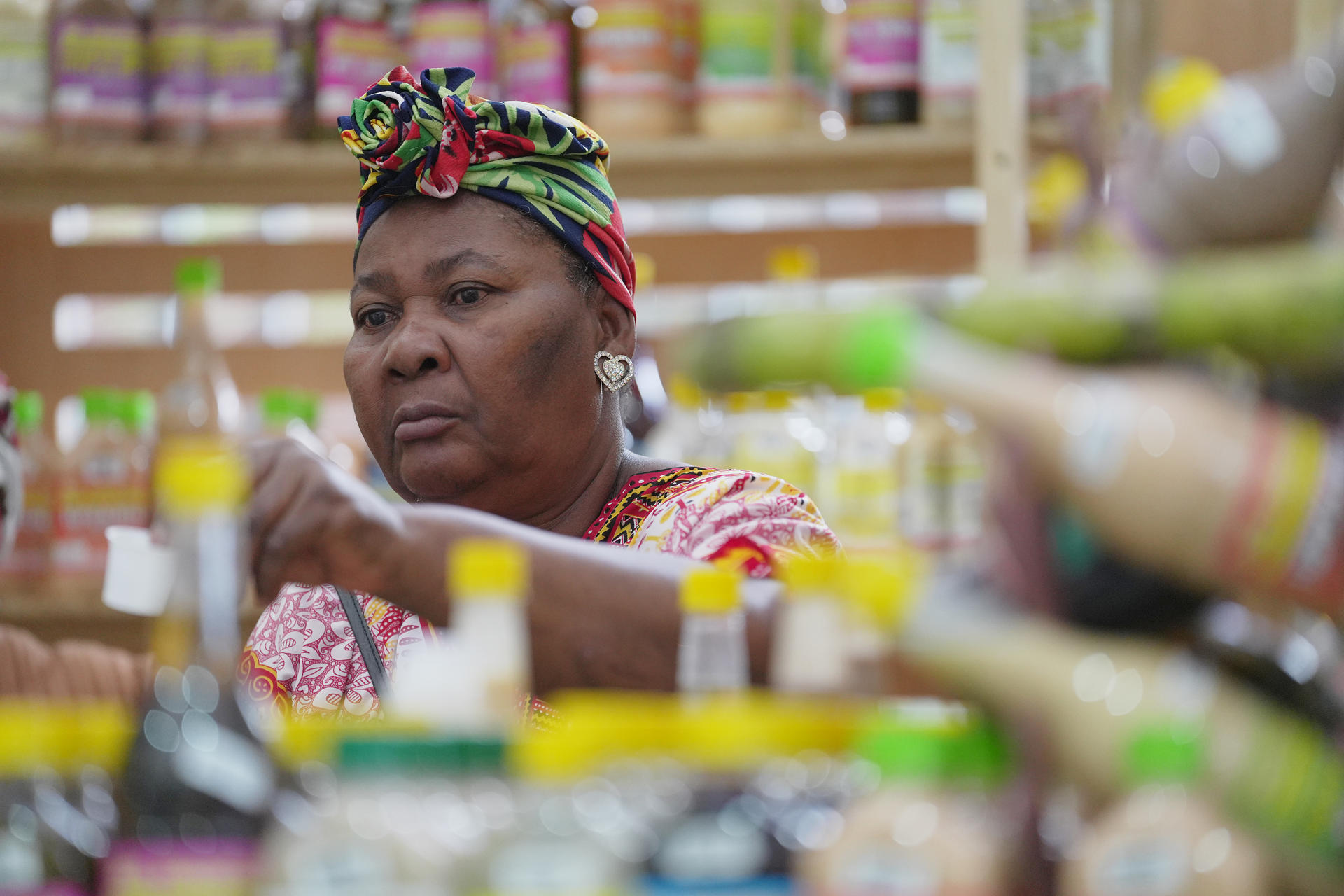 AME9939. CALI (COLOMBIA), 13/08/2025.- Una mujer organiza bebidas tradicionales en el Festival de Música del Pacífico Petronio Álvarez este miércoles, en Cali (Colombia). El Petronio Álvarez en su XXIX versión, que se celebra del 13 al 17 de agosto, es el evento de cultura afro más grande de Latinoamérica. EFE/ Ernesto Guzmán Jr
