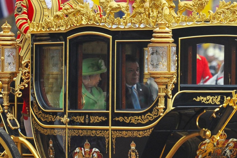Cuente con el Reino Unido para alcanzar la paz: Reina Isabel II a Santos