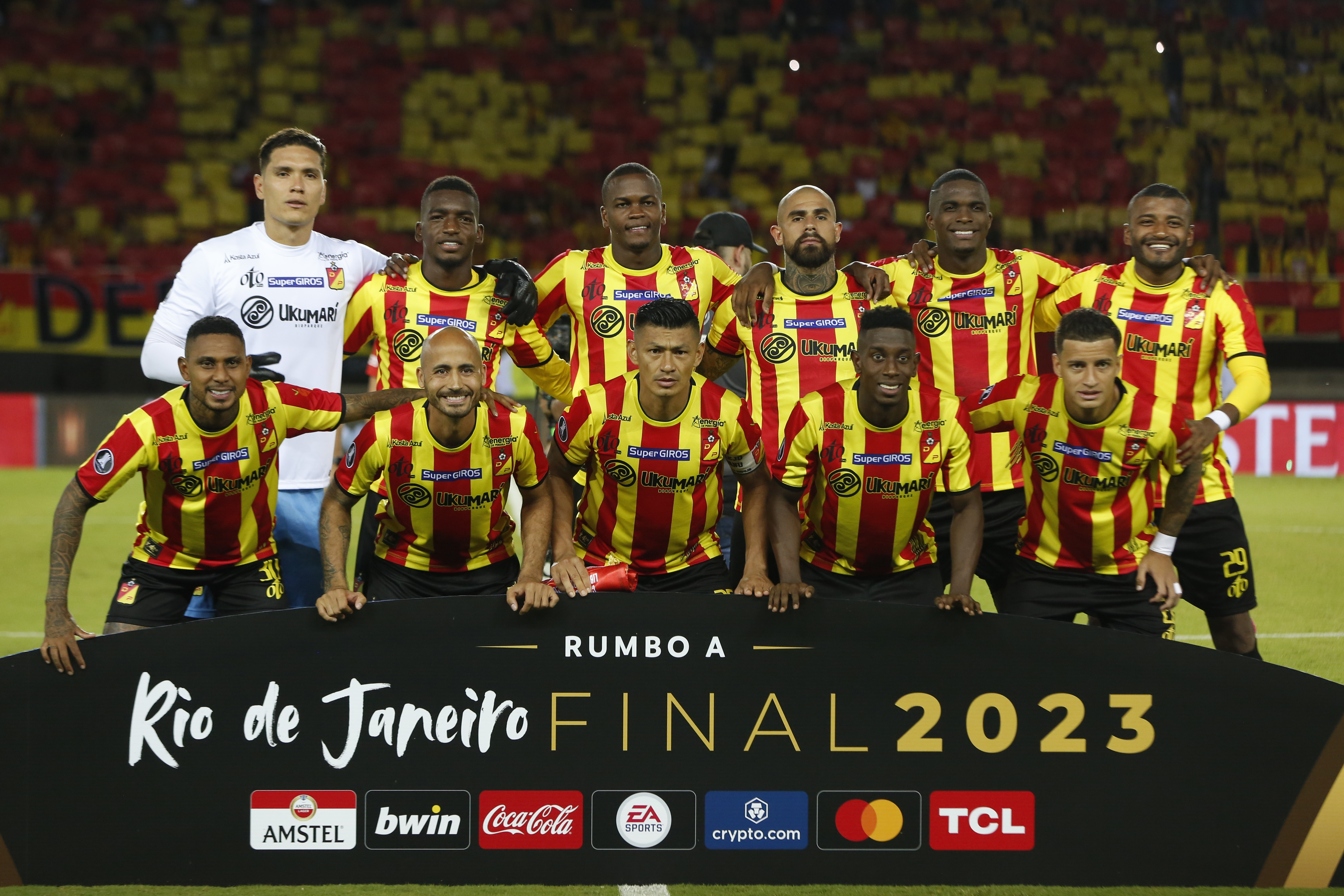 AMDEP7678. PEREIRA (COLOMBIA), 02/08/2023.- Jugadores de Pereira posan hoy, en un partido de los octavos de final de la Copa Libertadores entre Deportivo Pereira e Independiente del Valle (IDV) en el estadio Hernán Ramírez Villegas en Pereira (Colombia). EFE/ Ernesto Guzmán Jr.