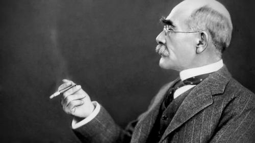 Joseph Rudyard Kipling fue un escritor, periodista, novelista, poeta y cuentista británico nacido en la India británica, lo que sirvió de inspiración para gran parte de su obra. Nació el 30 de diciembre de 1865 en Bombay y murió el 18 de enero de 1936, en Londres. Fue uno de los autores más populares y respetados de su época. / Archivo de El Espectador