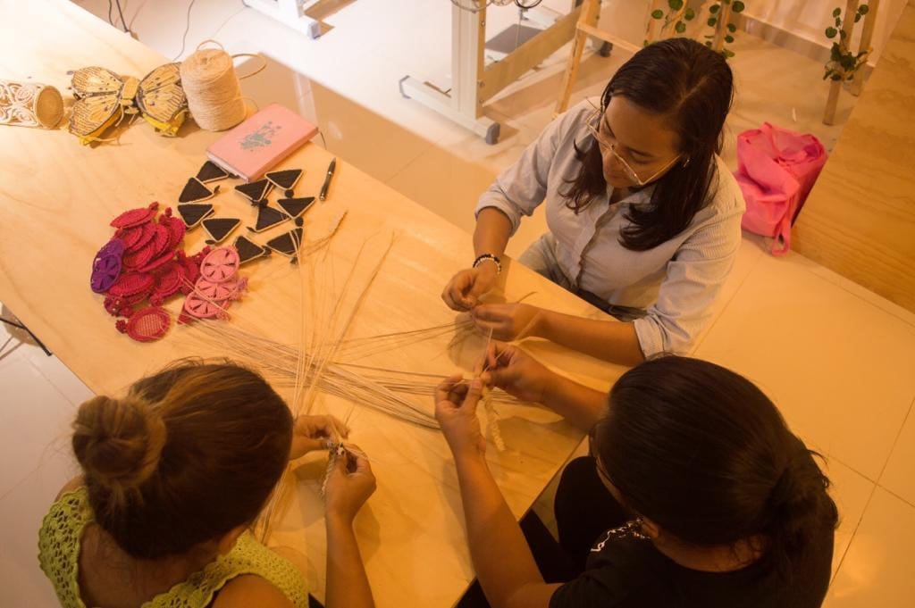 Este proyecto está integrado solo por mujeres.CortesíaEl emprendimiento tiene como base la creación de bolsos, pendientes, diademas, collares y sombreros en palma de iraca. Pues una de las particularidades de ese emprendimiento es rescatar las tradiciones ancestrales de los artesanos del municipio de Usiacurí (Atlántico), a 44 kilómetros de Barranquilla.