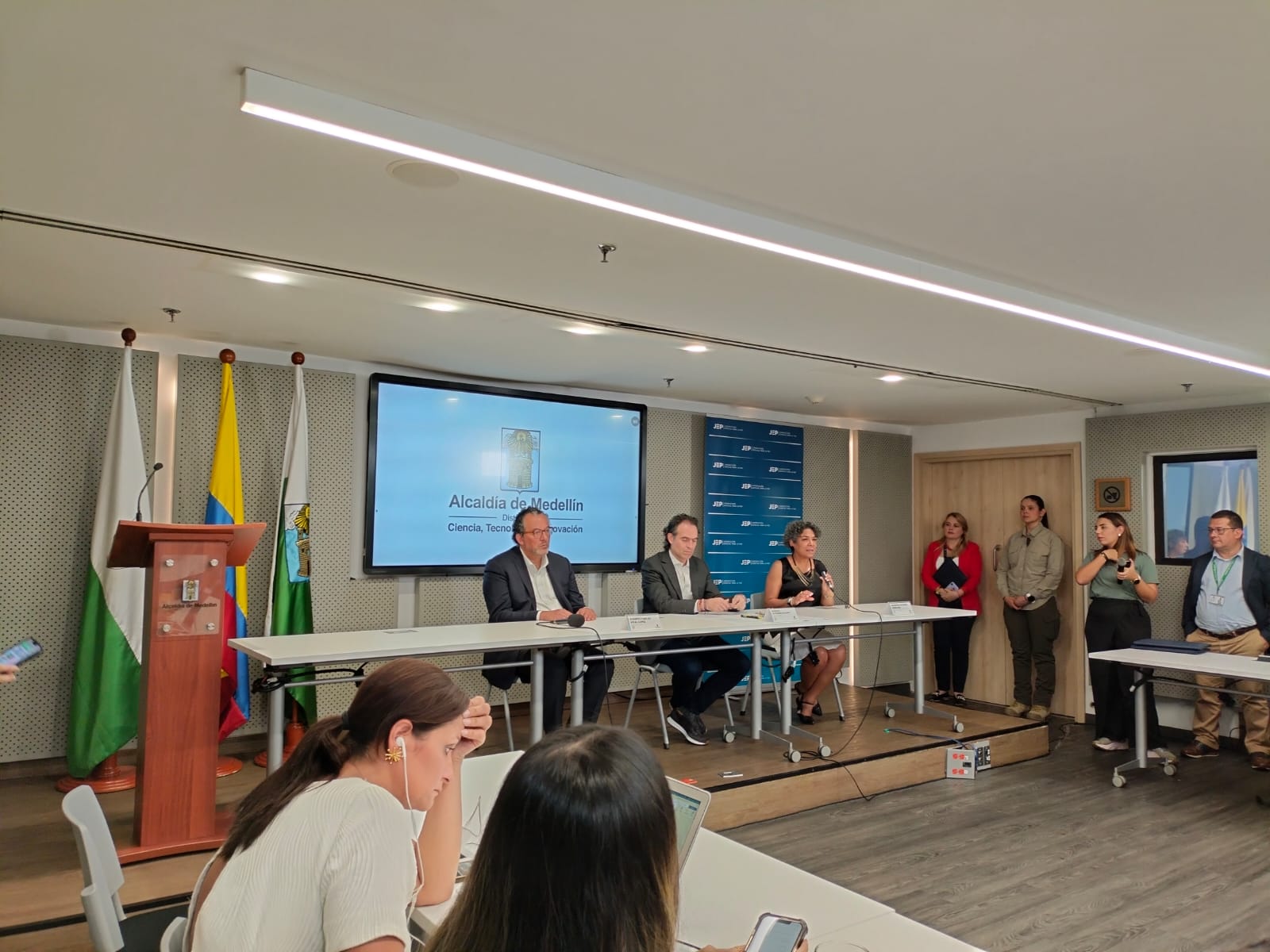 Roberto Carlos Vidal, presidente de la JEP; Federico Gutiérrez, alcalde de Medellín; y la magistrada Nadiezhda Henríquez.