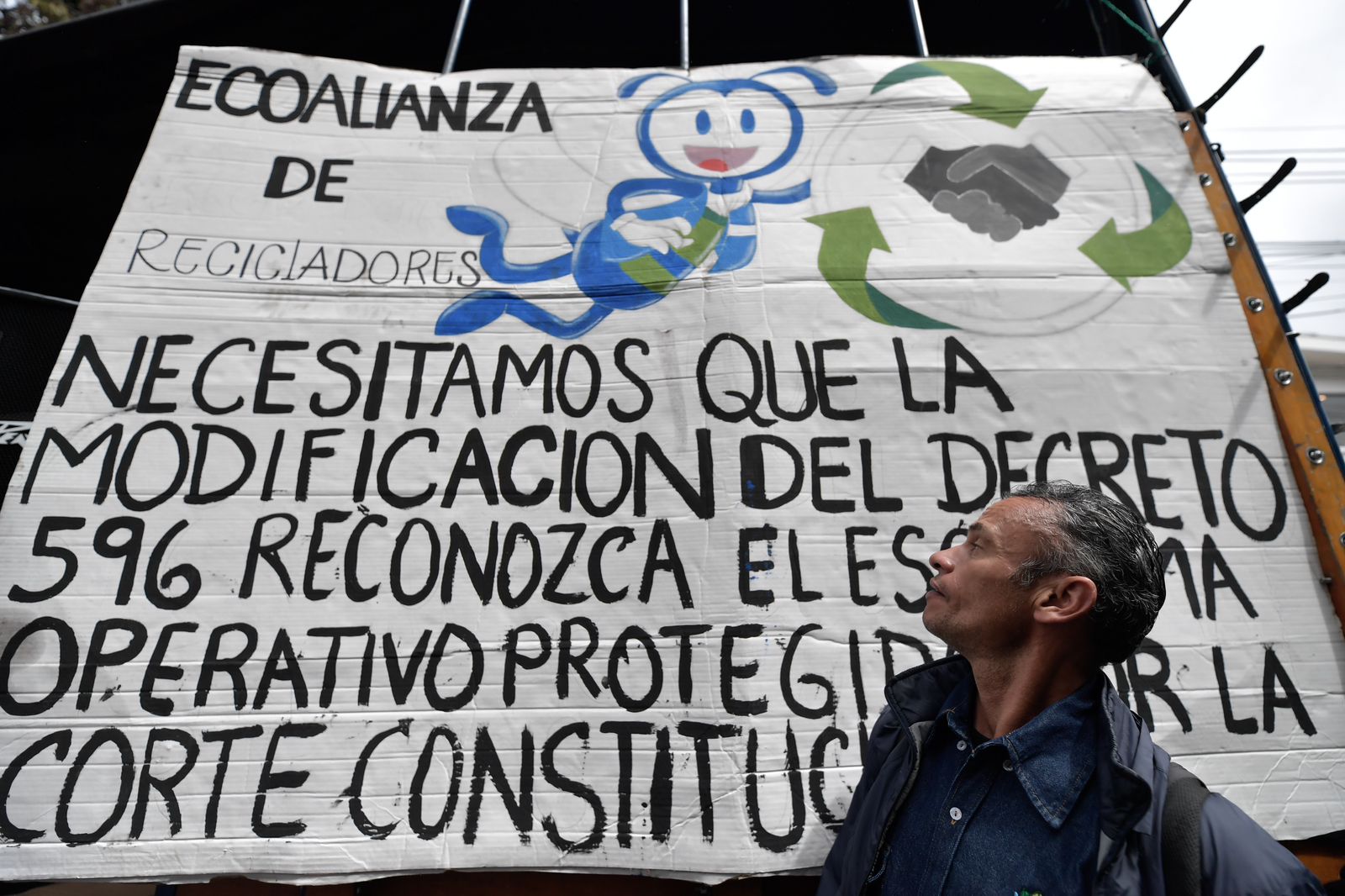 La mañana del miércoles 15 de mayo de 2024, un grupo de aproximadamente 500 recicladores realizaron un plantón frente a las instalaciones de la CRA para exigir mejores condiciones laborales.