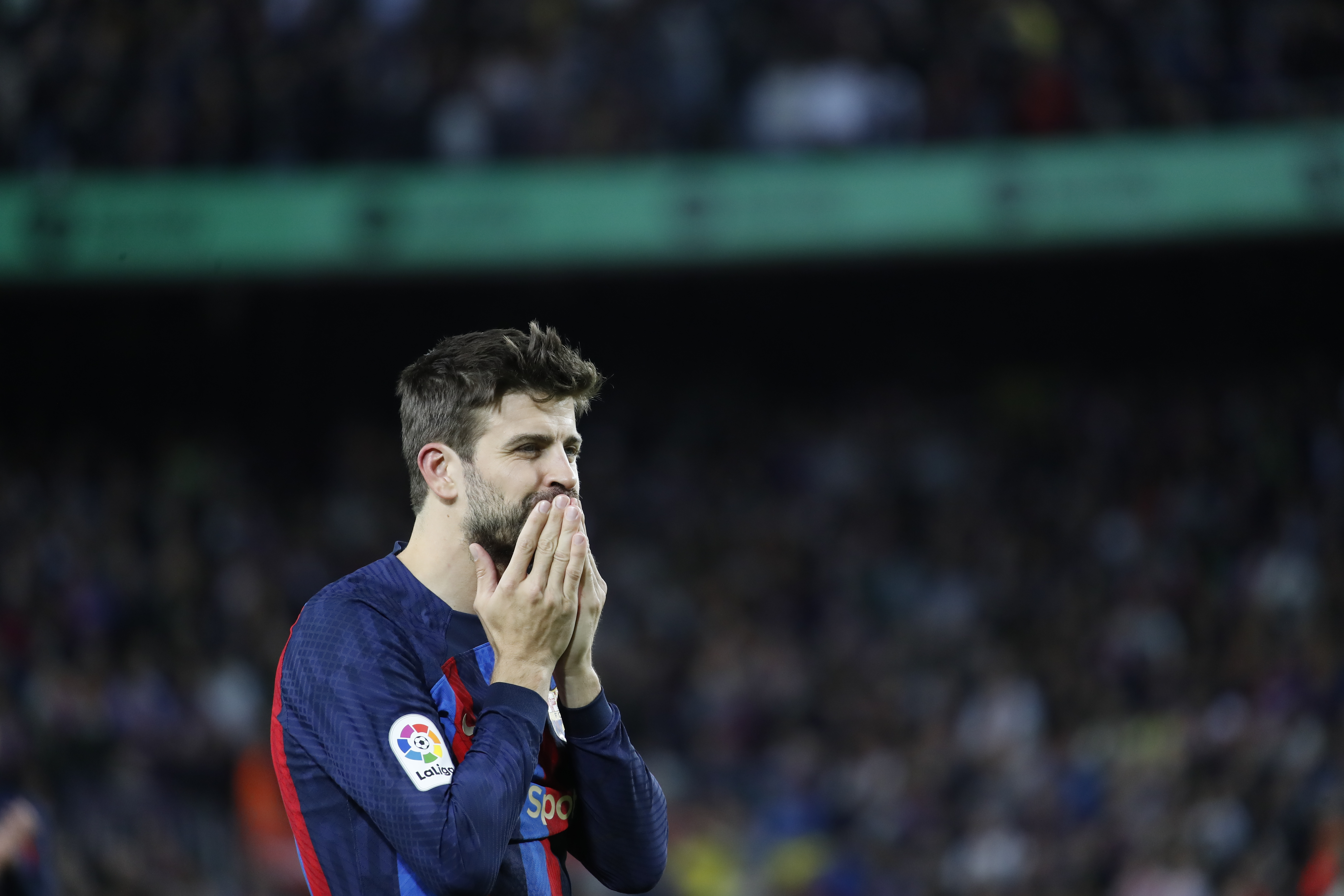BARCELONA, 05/11/2022.- El defensa del Barcelona Gerad Piqué, al término del encuentro de la decimotercera jornada de LaLiga entre el FC Barcelona y el UD Almería disputado este sábado en el Camp Nou, en Barcelona. EFE/Marta Pérez