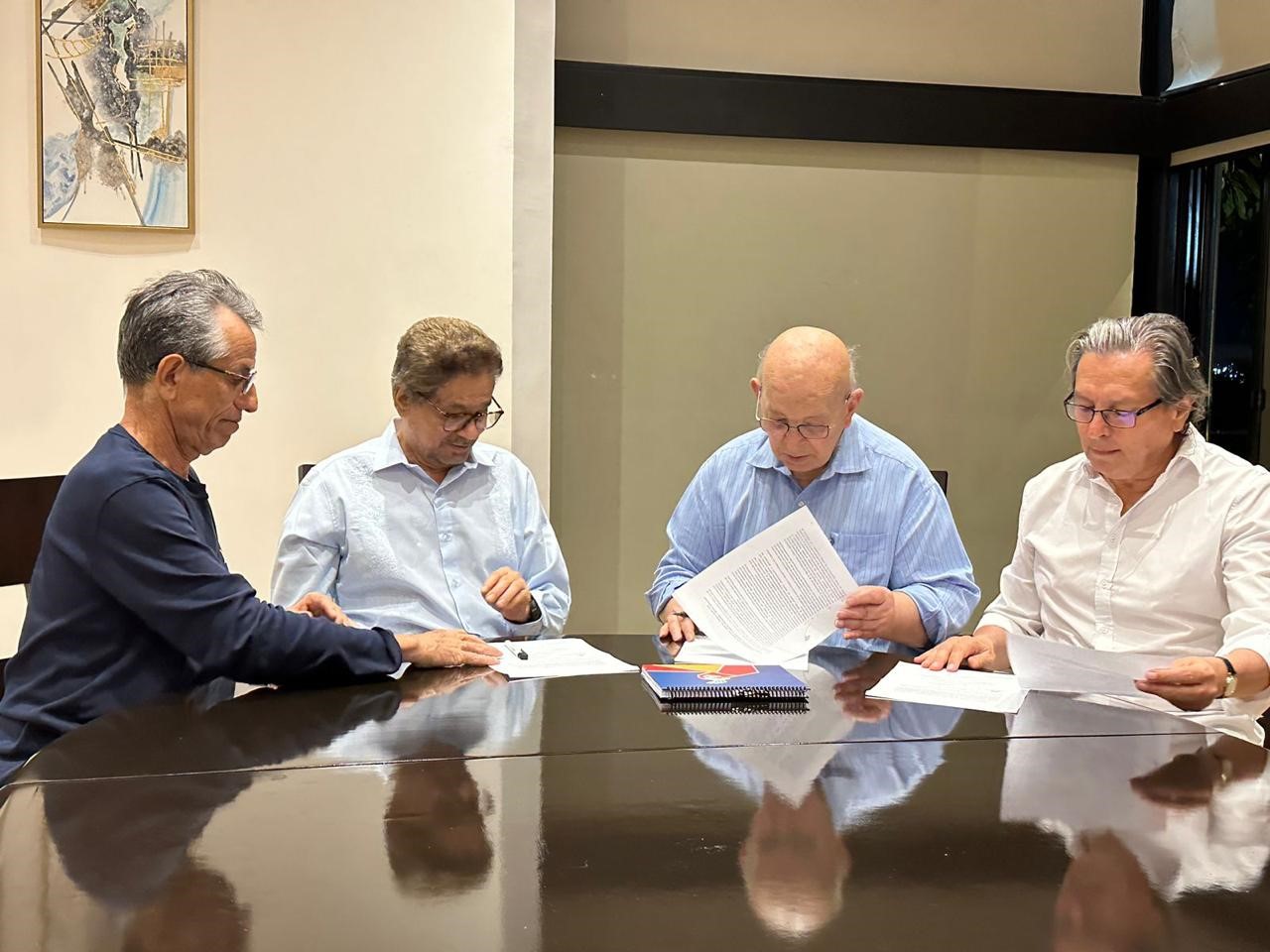 "Wálter Mendoza” e “Iván Márquez”, miembros de la Segunda Marquetalia, junto al alto comisionado de Paz, Otty Patiño, y Armando Novoa, jefe de la delegación del Gobierno.