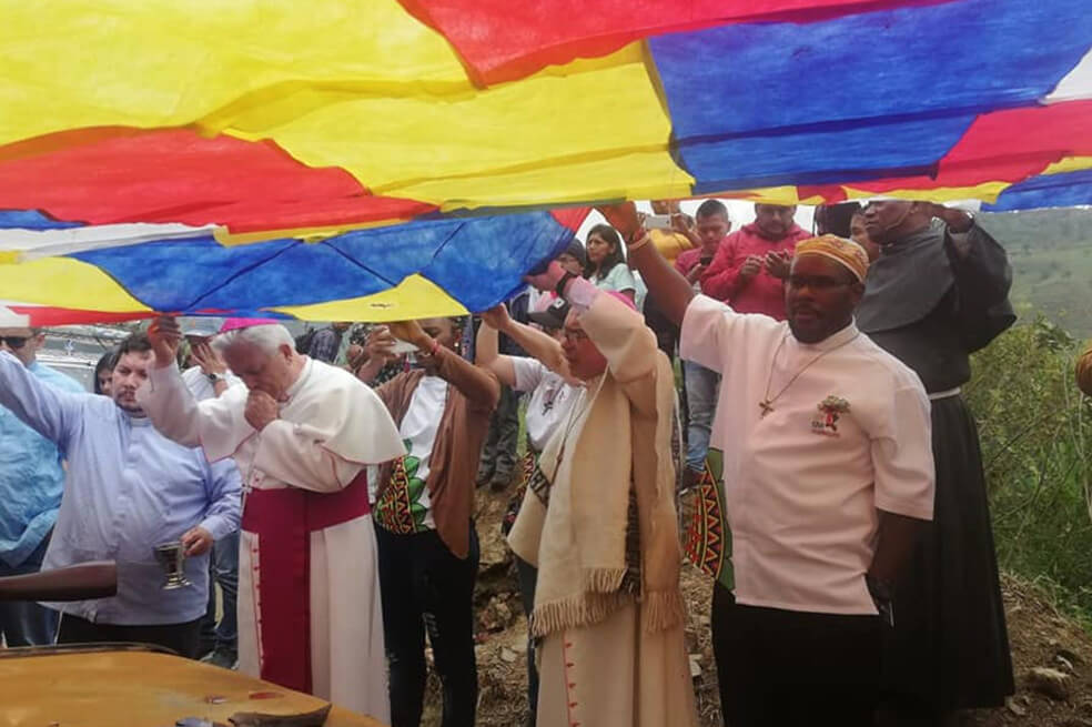 Monseñor Rueda y monseñor Monsalve (de sotana blanca), de las arquidiócesis de Popayán y Cali, respectivamente, hicieron presencia en Tacueyó este lunes 4 de noviembre. / EFE
