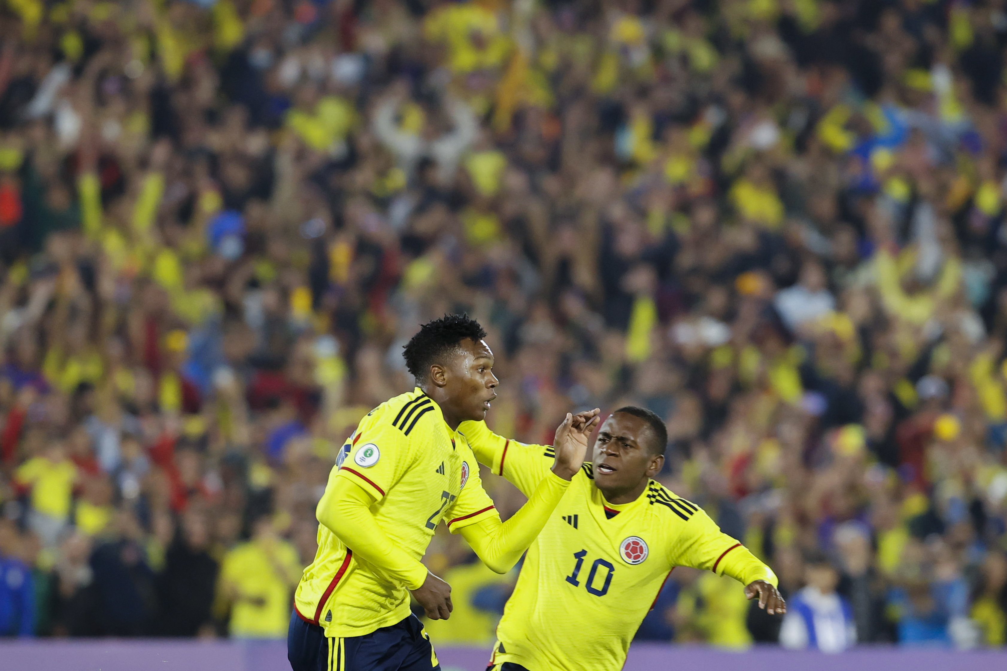 AMDEP1136. BOGOTÁ (COLOMBIA), 03/02/2023.- Jorge Cabezas (i) de Colombia celebra un gol hoy, en un partido de la fase final del Campeonato Sudamericano Sub'20 entre las selecciones de Colombia y Paraguay en el estadio El Campín en Bogotá (Colombia). EFE/ Mauricio Dueñas Castañeda