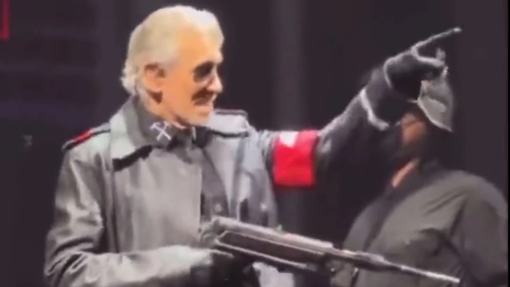 Policía de Berlín investiga a Roger Waters por usar atuendo nazi en conciertos
