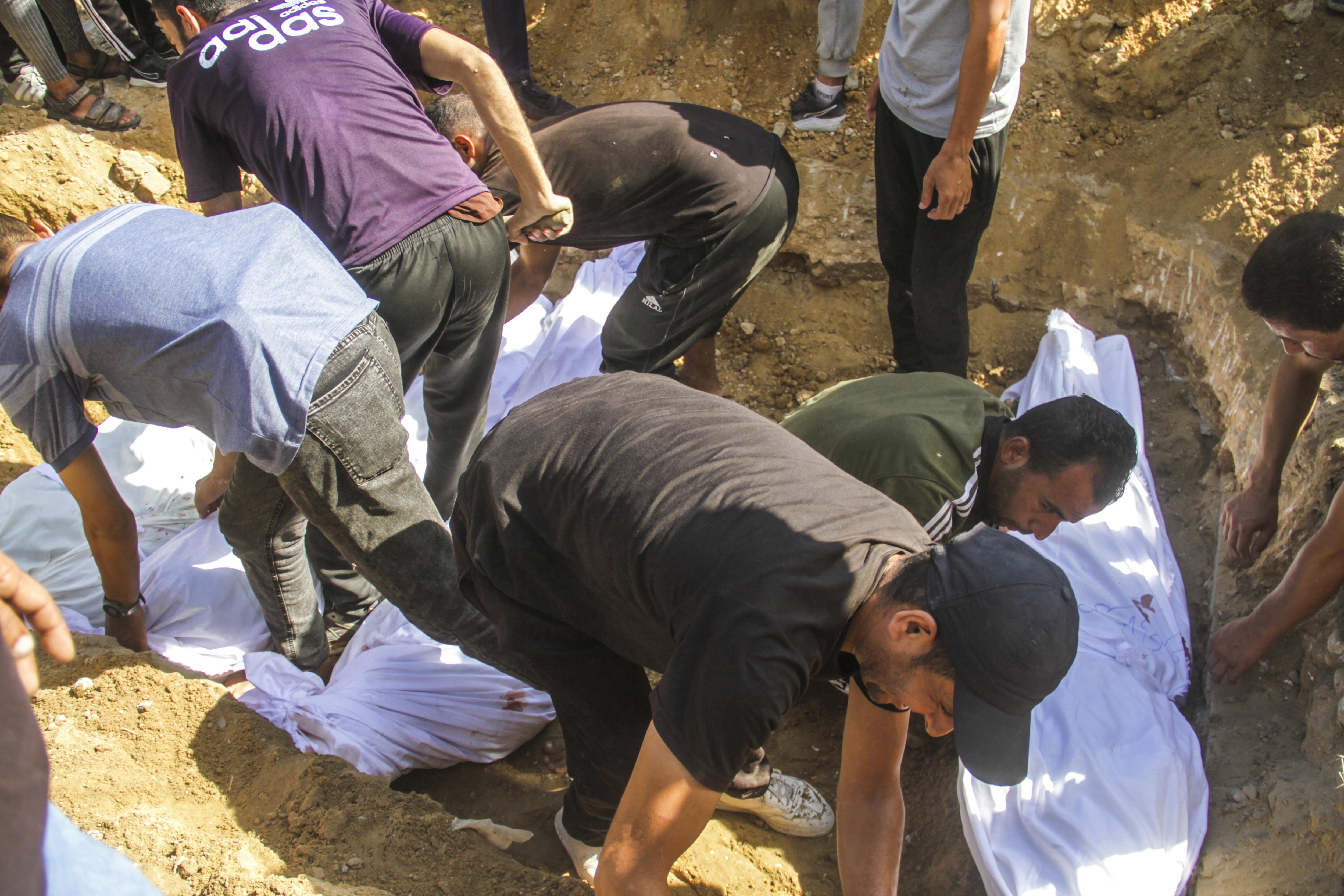 Gaza (--), 10/08/2024.- Palestinians bury their dead following an Israeli strike on the Al-Taba'een school in the Daraj Tuffah neighborhood of Gaza, 10 August 2024. At least 93 people were killed in the strike, said the director of Al-Ahli Hospital in Gaza City. According to the Israel Defense Forces (IDF) the strike was carried out against a Hamas 'control center embedded in the Al-Taba'een school, adjacent to a mosque in Daraj Tuffah, which serves as a shelter for the residents of Gaza City'. More than 39,600 Palestinians and over 1,400 Israelis have been killed, according to the Palestinian Health Ministry and the Israel Defense Forces (IDF), since Hamas militants launched an attack against Israel from the Gaza Strip on 07 October 2023, and the Israeli operations in Gaza and the West Bank which followed it. EFE/EPA/MAHMOUD ZAKI