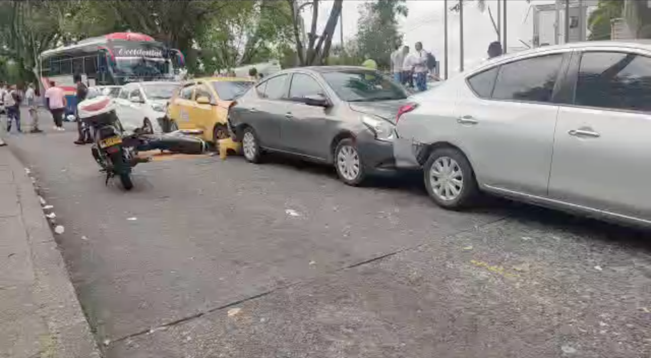 Un bus provocó un choque múltiple entre 13 vehículos en Pereira