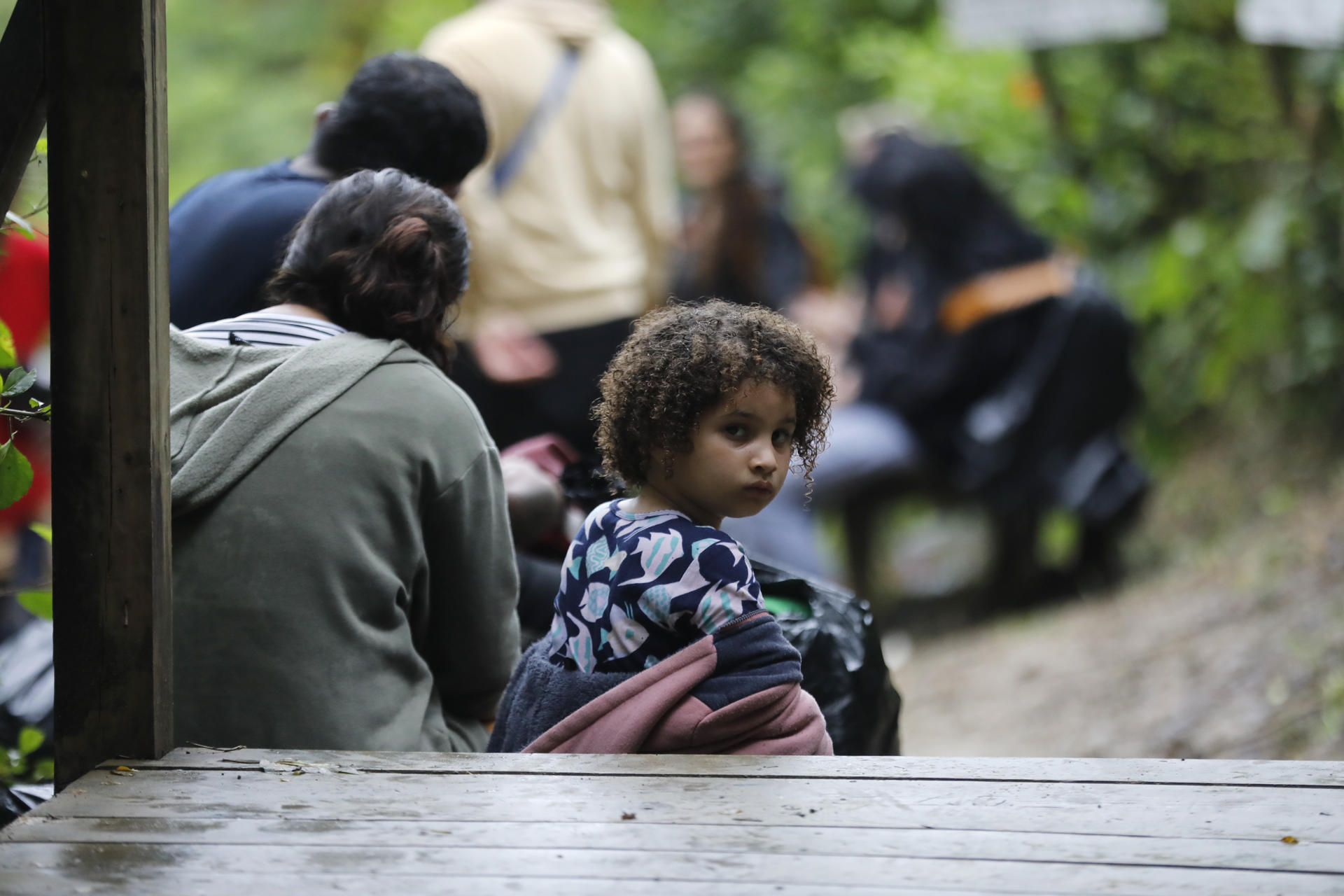 ACOMPAÑA CRÓNICA: COLOMBIA MIGRACIÓN SAP400. SAPZURRO (COLOMBIA), 05/09/2025.- Una niña descansa junto a su familia en un recorrido de migrantes el 30 de agosto de 2025 en zona rural de Sapzurro (Colombia). Suben a las lanchas en grupos de doce, cargando niños en brazos y bolsas negras con sus pertenencias, en un rincón del Caribe colombiano, entre la selva y un mar turquesa de postal, que marca una de las puertas de entrada a Sudamérica, la tierra que abandonaron y a la que ahora se ven forzados a regresar. EFE/ Juan Diego López