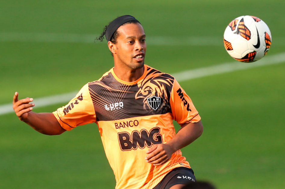 Ronaldinho llega a México asediado por el fantasma de la duda