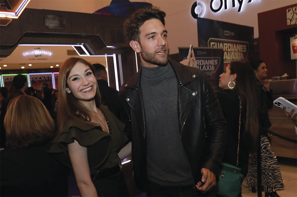 Lenard Bandera y Viviana Santos fueron vistos disfrutando una noche de cine en Bogotá.
