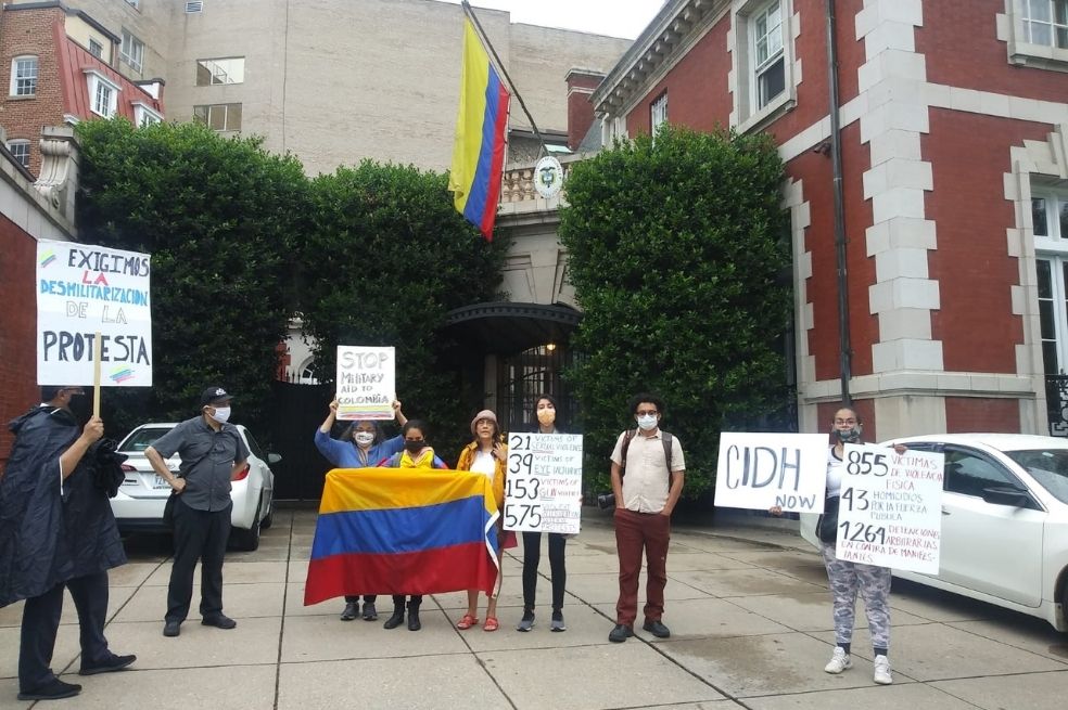 A las afueras de la Embajada de Colombia en Washington se manifestó un pequeño grupo de colombianos en apoyo al paro nacional.