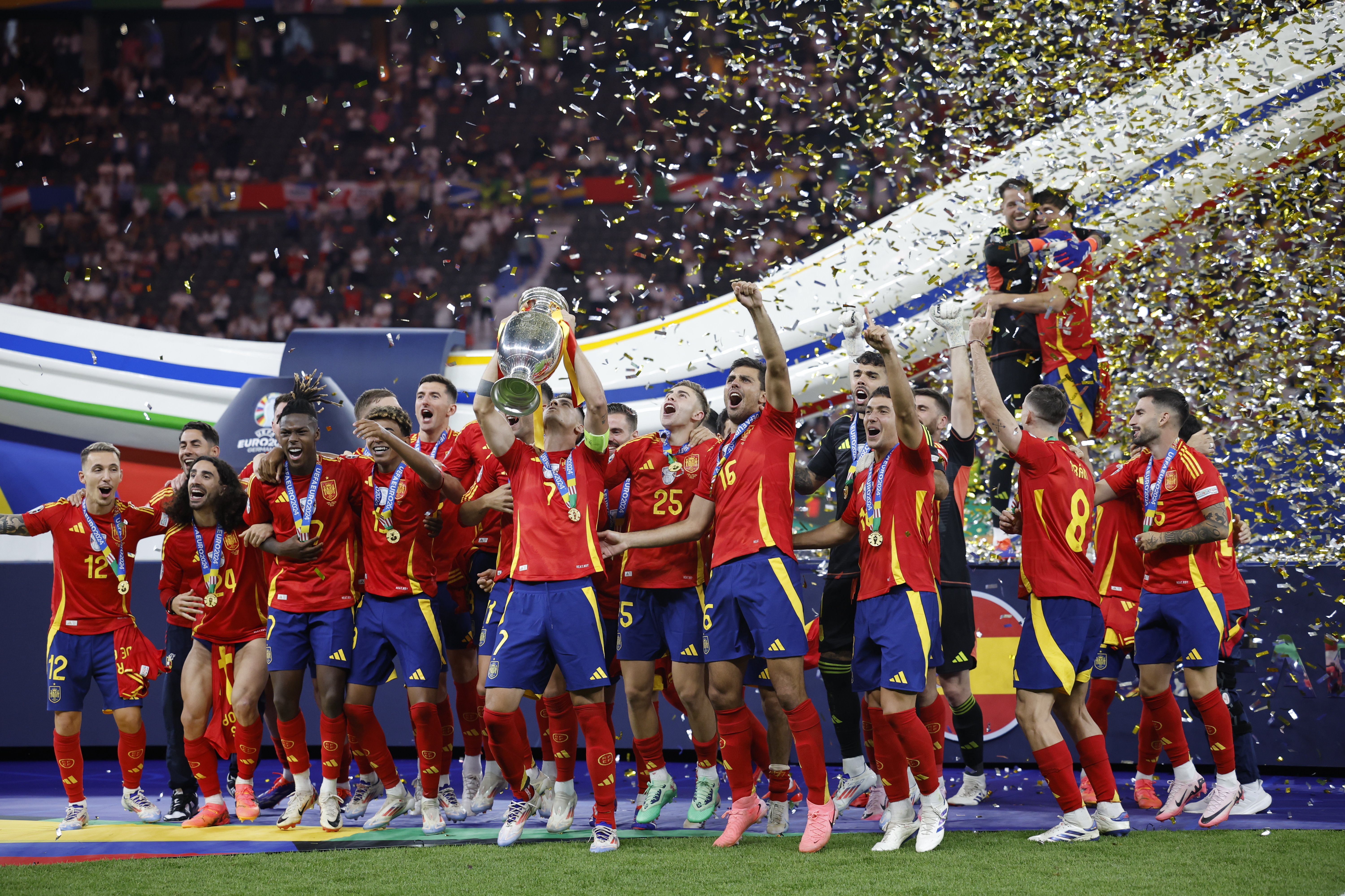-FOTODELDÍA- BERLÍN, 14/07/2024.- El capitán de la selección española Álvaro Morata (c) levanta el trofeo junto a sus compañeros durante la celebración de la victoria de la Eurocopa, tras vencer a Inglaterra en el partido de la final disputado este domingo en el Estadio Olímpico de Berlín. EFE/Alberto Estévez