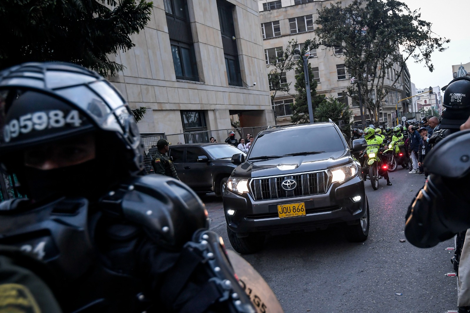 Una vez los manifestantes fueron dispersados por las autoridades, el esquema de seguridad de los magistrados procedió a evacuarlos del recinto.