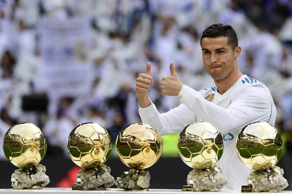 Cristiano Ronaldo exhibe ante el Bernabéu sus cinco Balones de Oro
