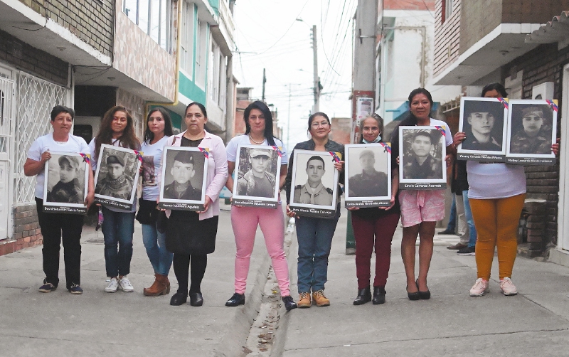 "Las mujeres en Colombia y en conflictos en el mundo son las que terminan llevando a cuestas la recuperación del tejido social en sus comunidades. Al ver esa resiliencia creí que sus historias merecían ser contadas”, afirma Gloria Castrillón. / Fotos: Cristian Garavito.