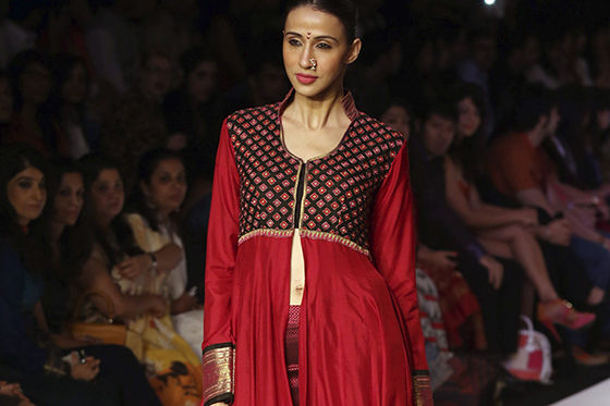 BOM01 BOMBAY (INDIA) 26/08/2013.- Una modelo presenta una creación de los diseñadores Shruti Sancheti en la Semana de la Moda Lakme en Bombay (India) hoy, lunes 26 de agosto de 2013. EFE/Divyakant Solanki
