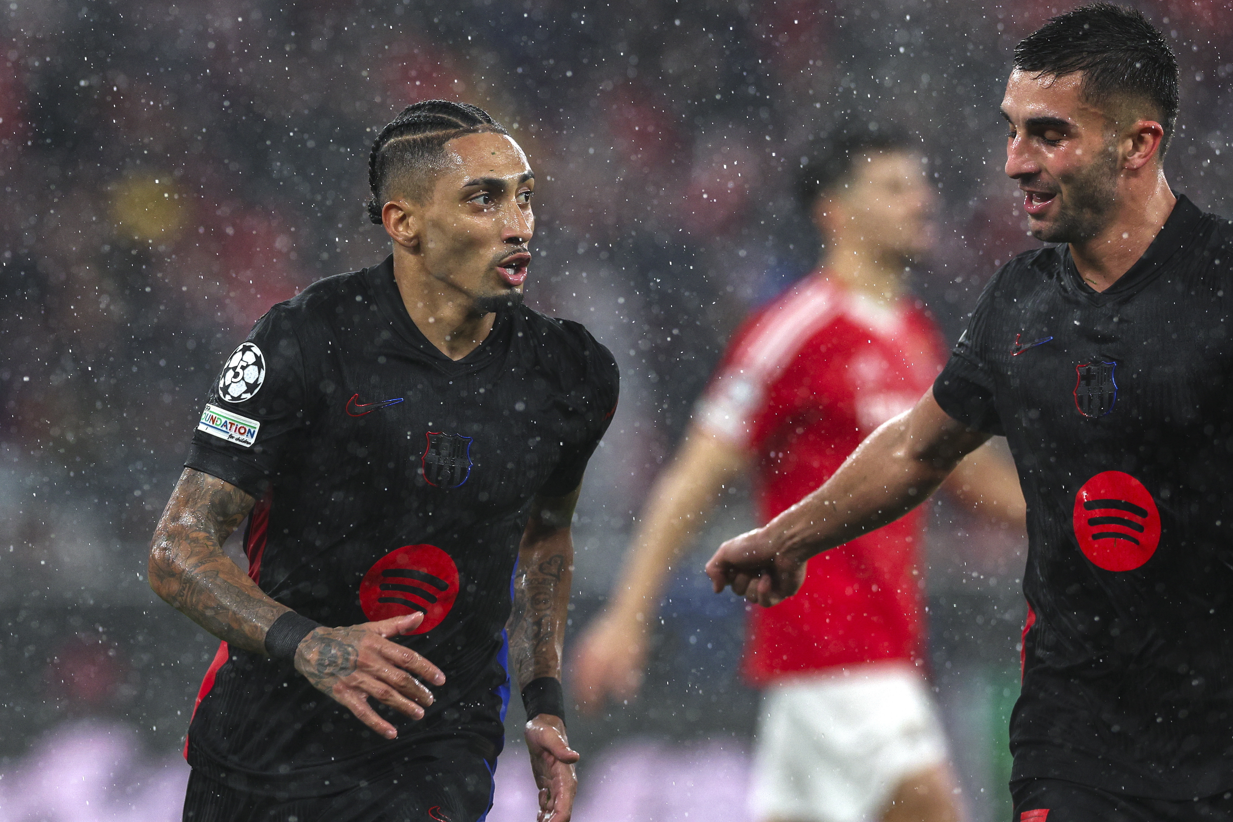 Lisbon (Portugal), 21/01/2025.- Barcelona`s Raphinha (L) celebrates after scoring a goal against Benfica during their UEFA Champions League soccer match held at Luz Stadium in Lisbon, Portugal, 21 January 2025. (Liga de Campeones, Lisboa) EFE/EPA/TIAGO PETINGA
