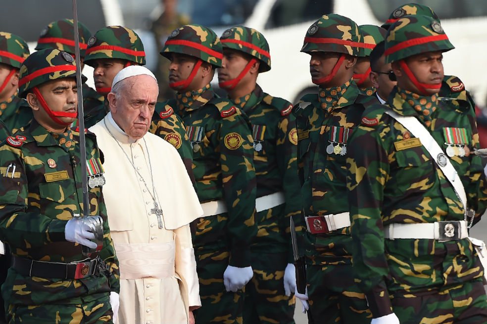 El papa Francisco llega a Bangladés, tras su gira por Birmania