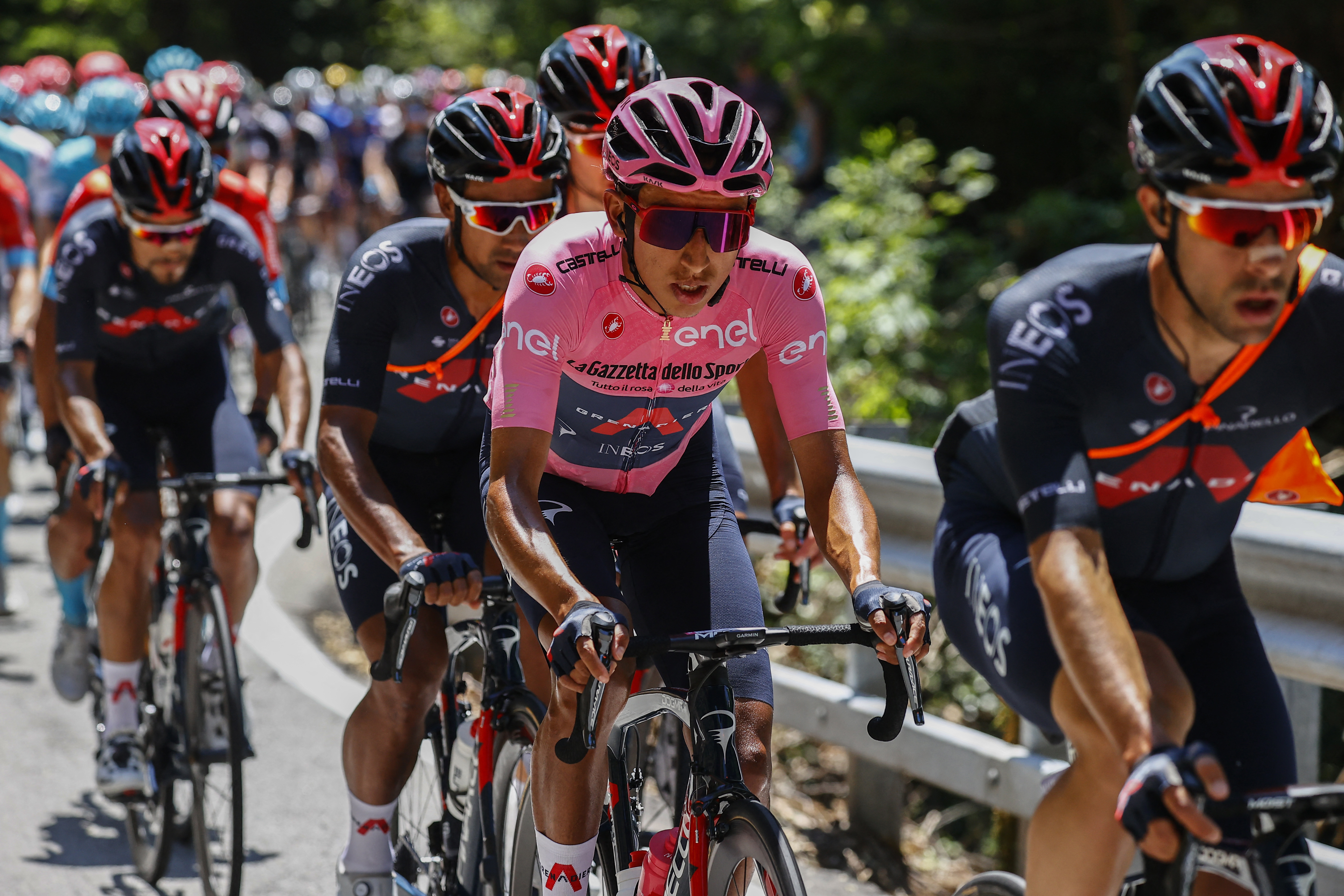 Egan Bernal sufre en la etapa 19, pero sigue líder del Giro de Italia 2021